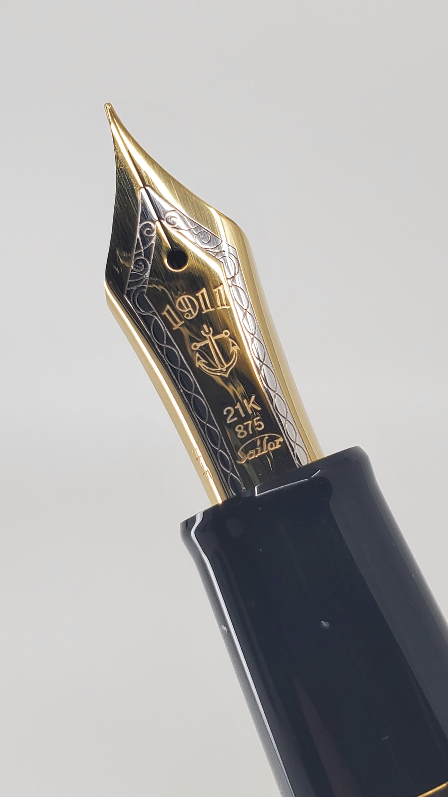 Sailor Professional Gear Black w/ Gold Fountain Pen 21k Gold Fine Nib