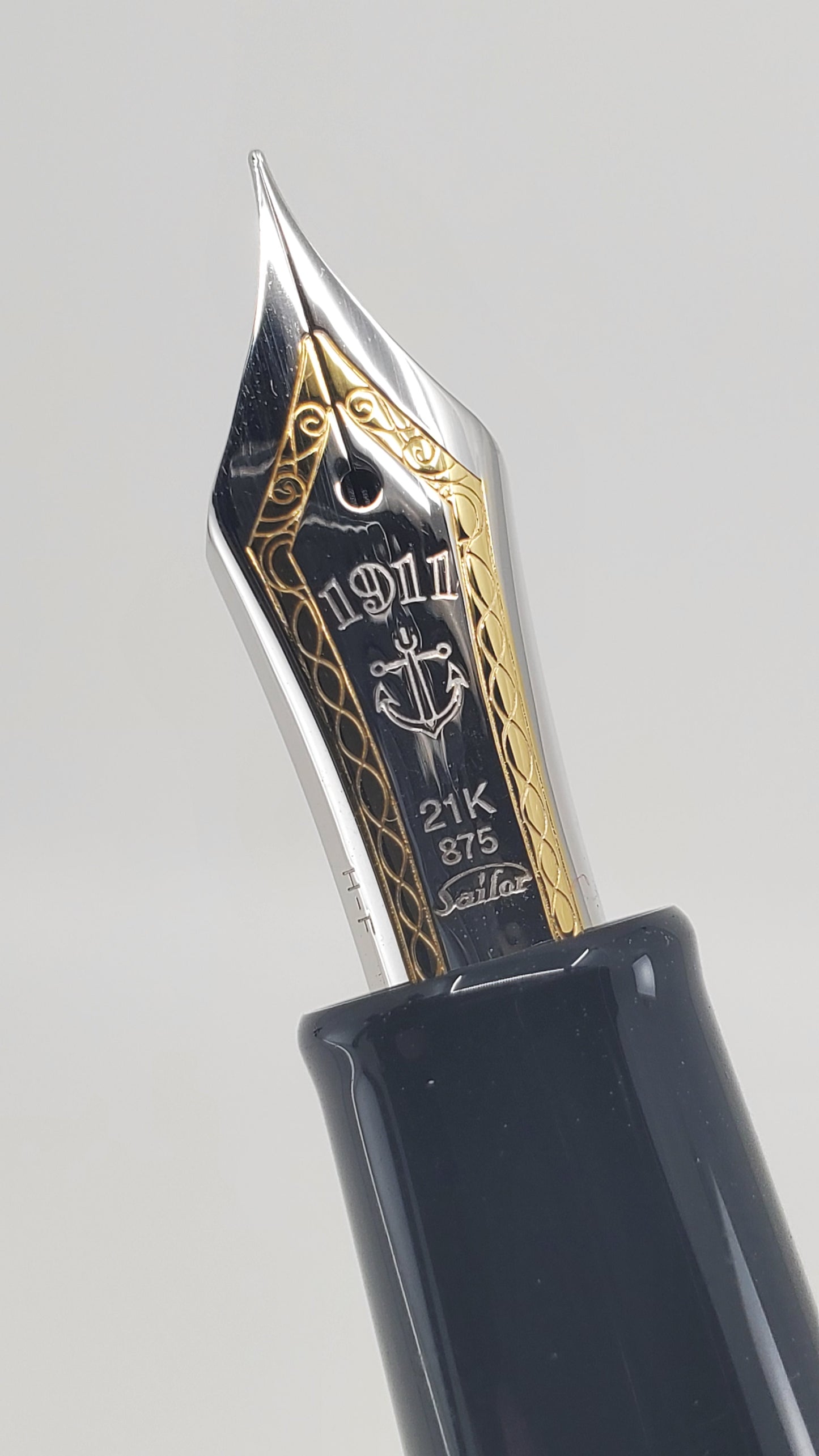 Sailor Professional Gear Black w/ Silver Fountain Pen 21k Gold Fine Nib