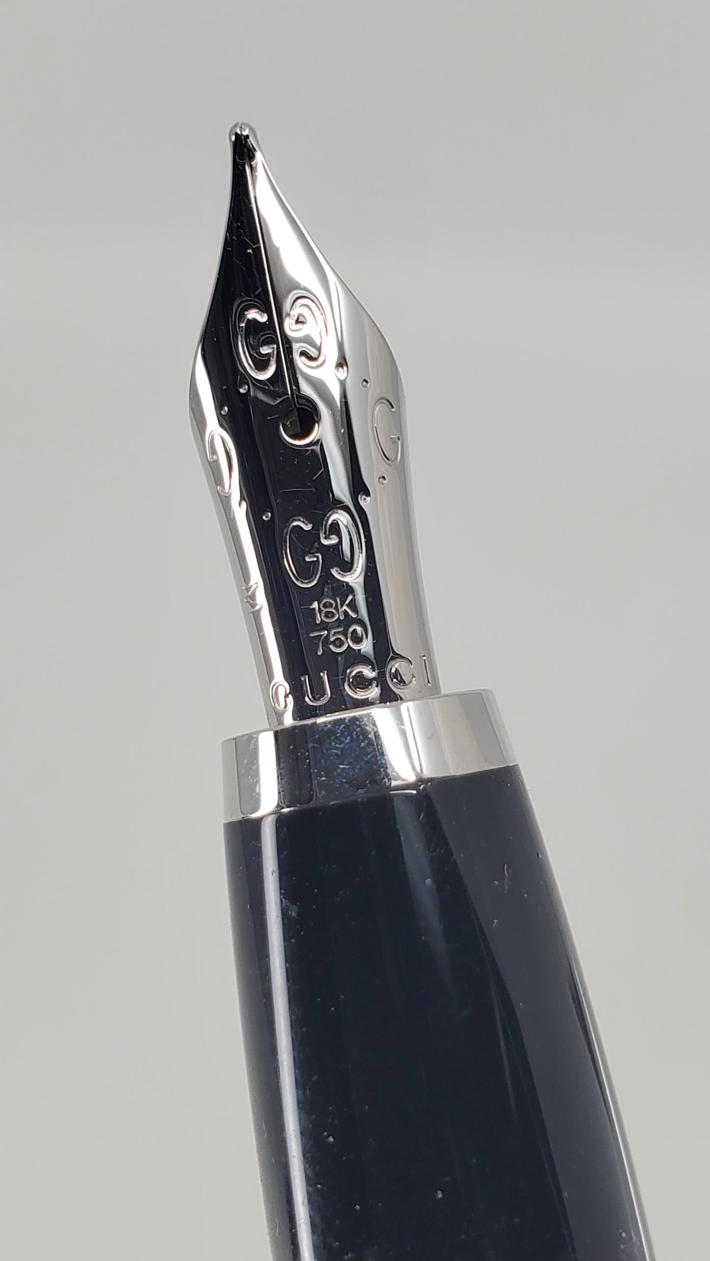 *Consignment* Gucci Sigaro Fountain Pen 18k Gold Medium Nib