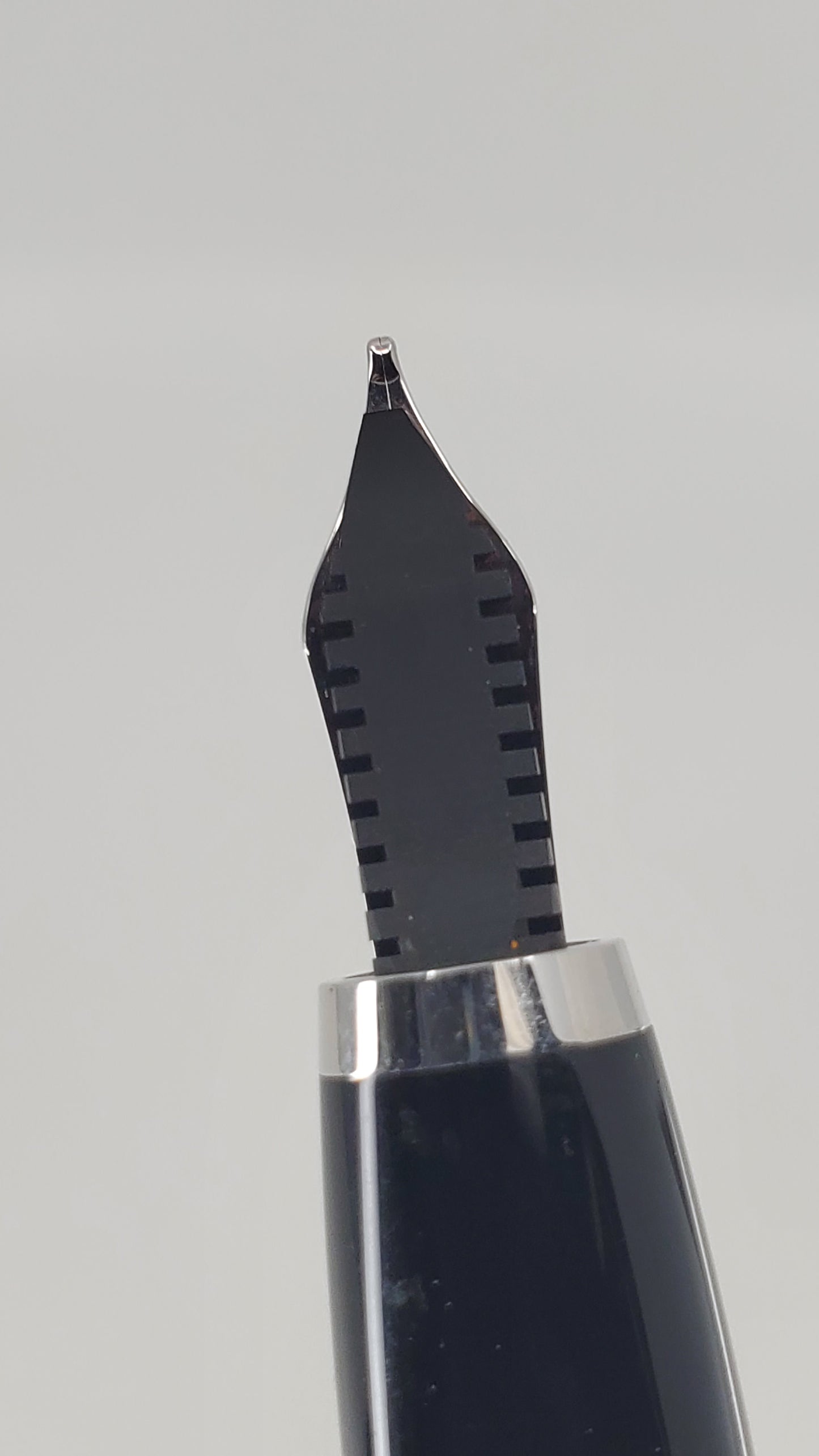 *Consignment* Gucci Sigaro Fountain Pen 18k Gold Medium Nib