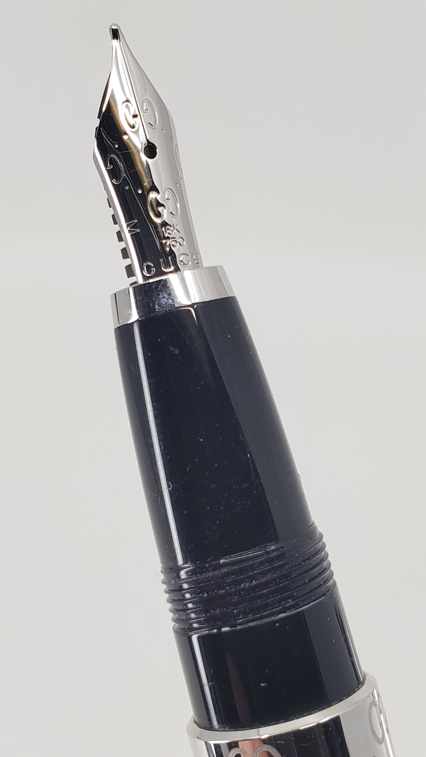 *Consignment* Gucci Sigaro Fountain Pen 18k Gold Medium Nib