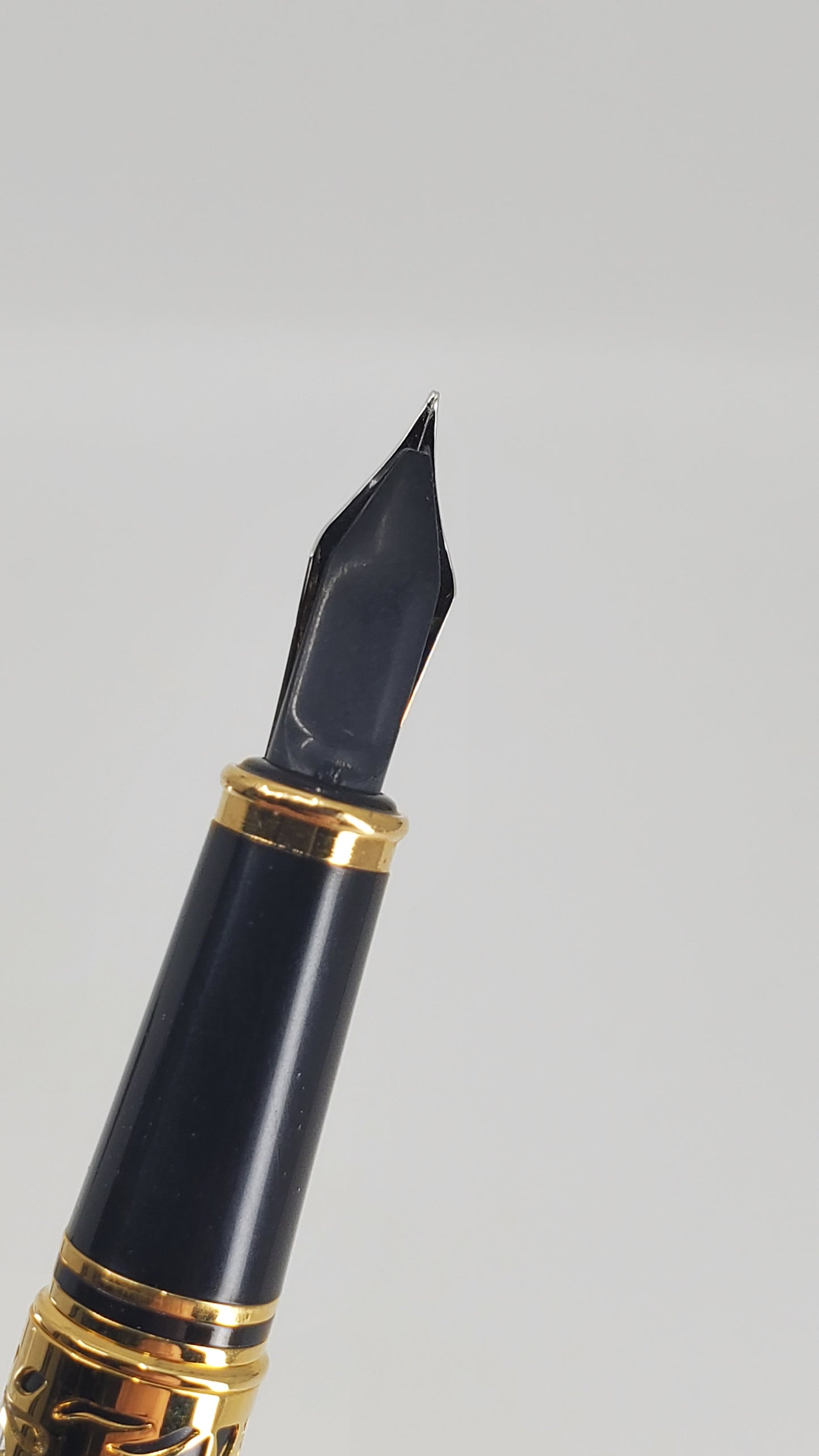 *Consignment* Hero 14k Century Dragon Fountain Pen 14k Gold Fine Nib