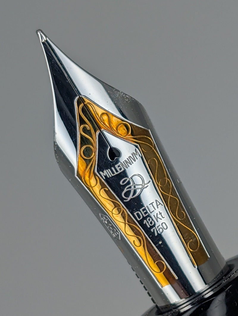 *Consignment* Delta Dolce Vita Orange Marble Fountain Pen 18k Gold Fine Nib