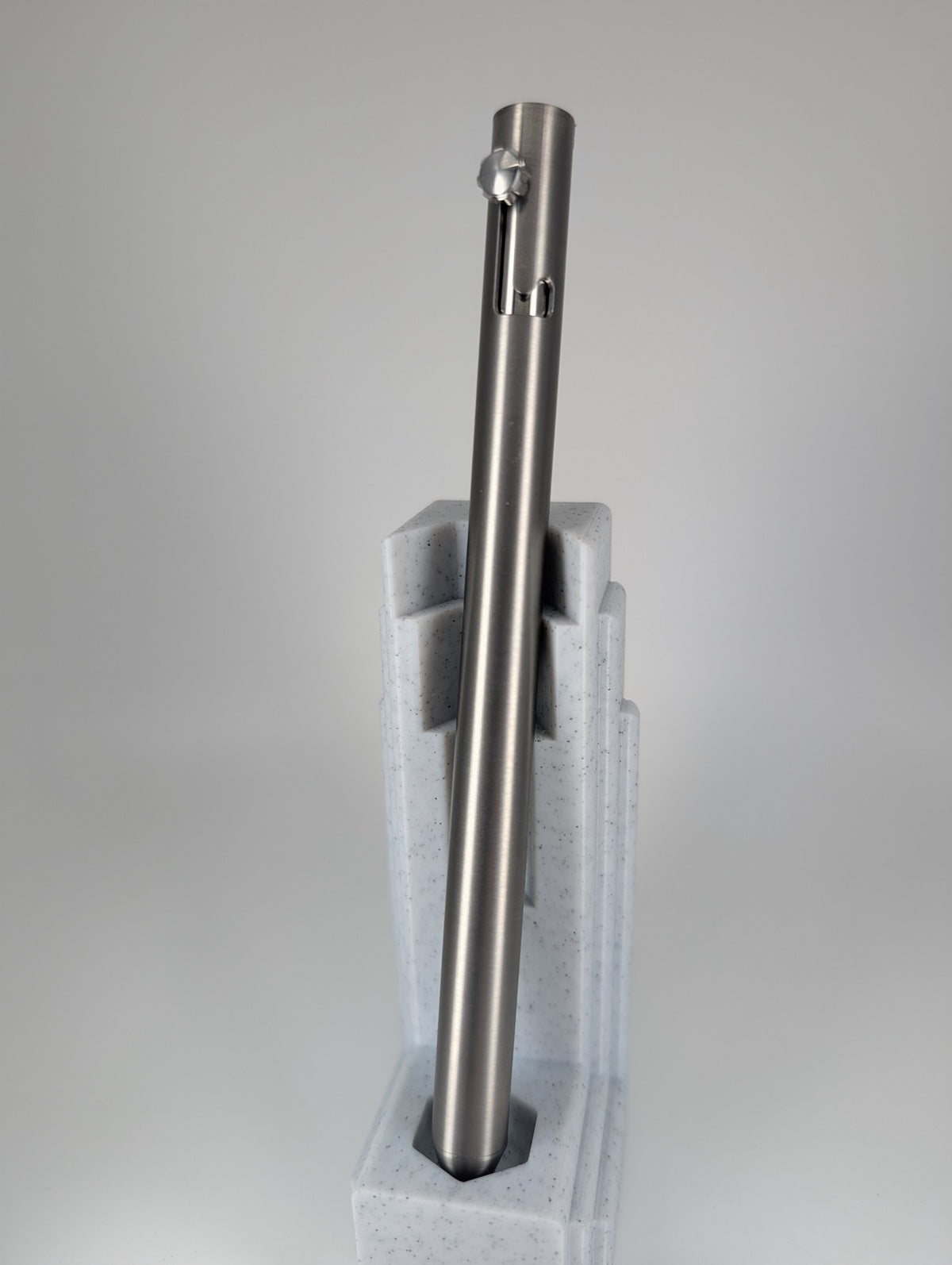 Ensso-Bolt-Retractable-Fountain-Pen-Standing