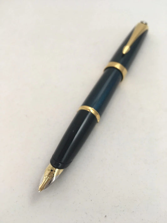 Parker Ellipse Lacquer Blue 18k Gold Nib Fountain Pen