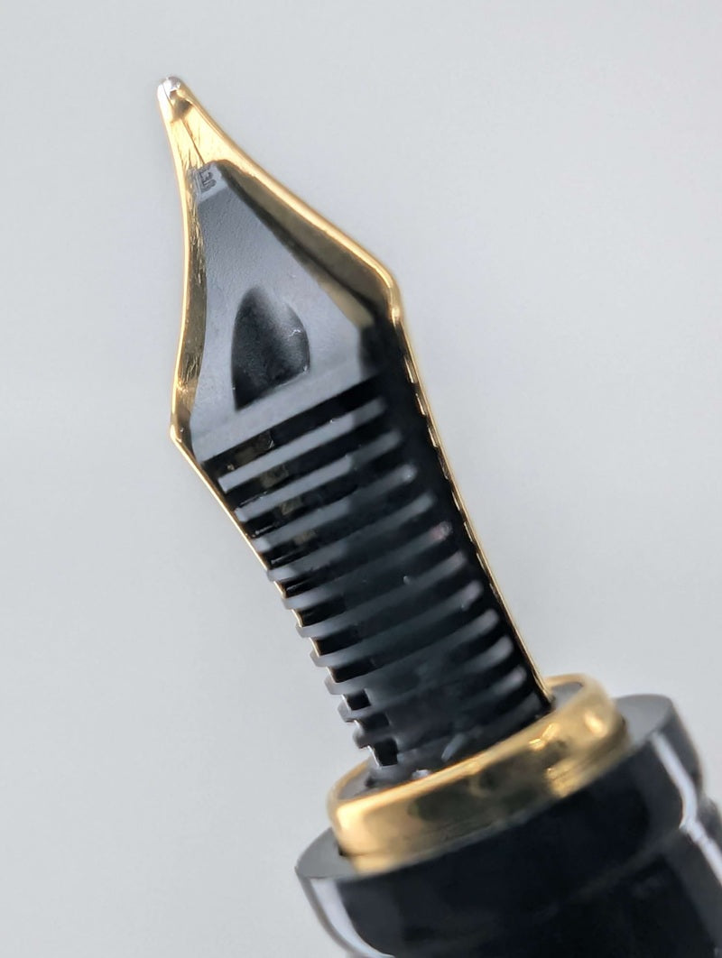 *Consignment* Montblanc Boheme Ruby Retractable Fountain Pen 18k Gold Medium Nib