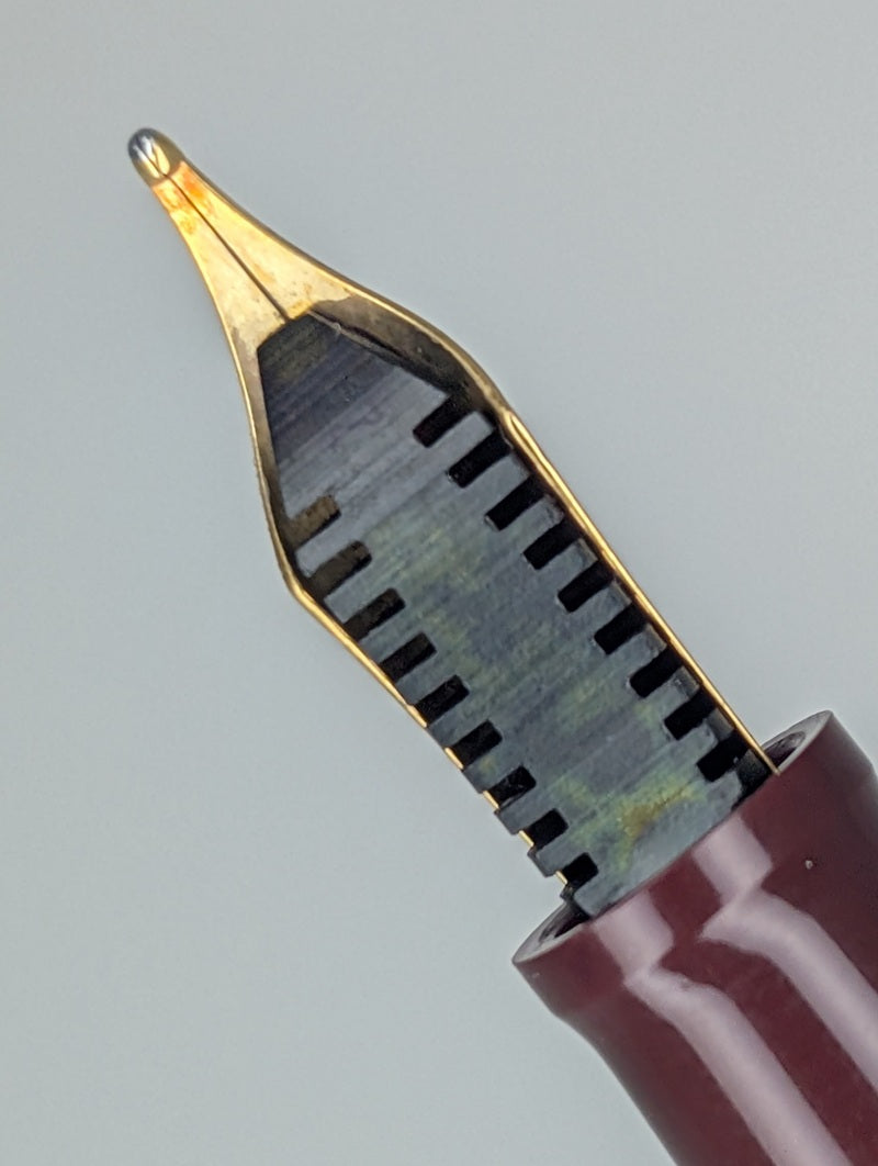 *Consignment* OMAS 555-F Burgundy Fountain Pen 18k Gold Medium Nib