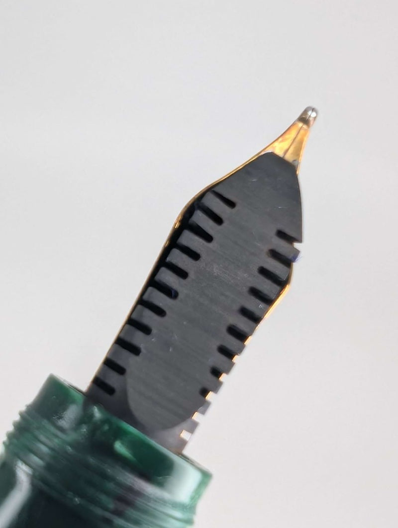 *Consignment* 1996 OMAS per Ercolessi Green Fountain Pen 18k Gold Medium Nib