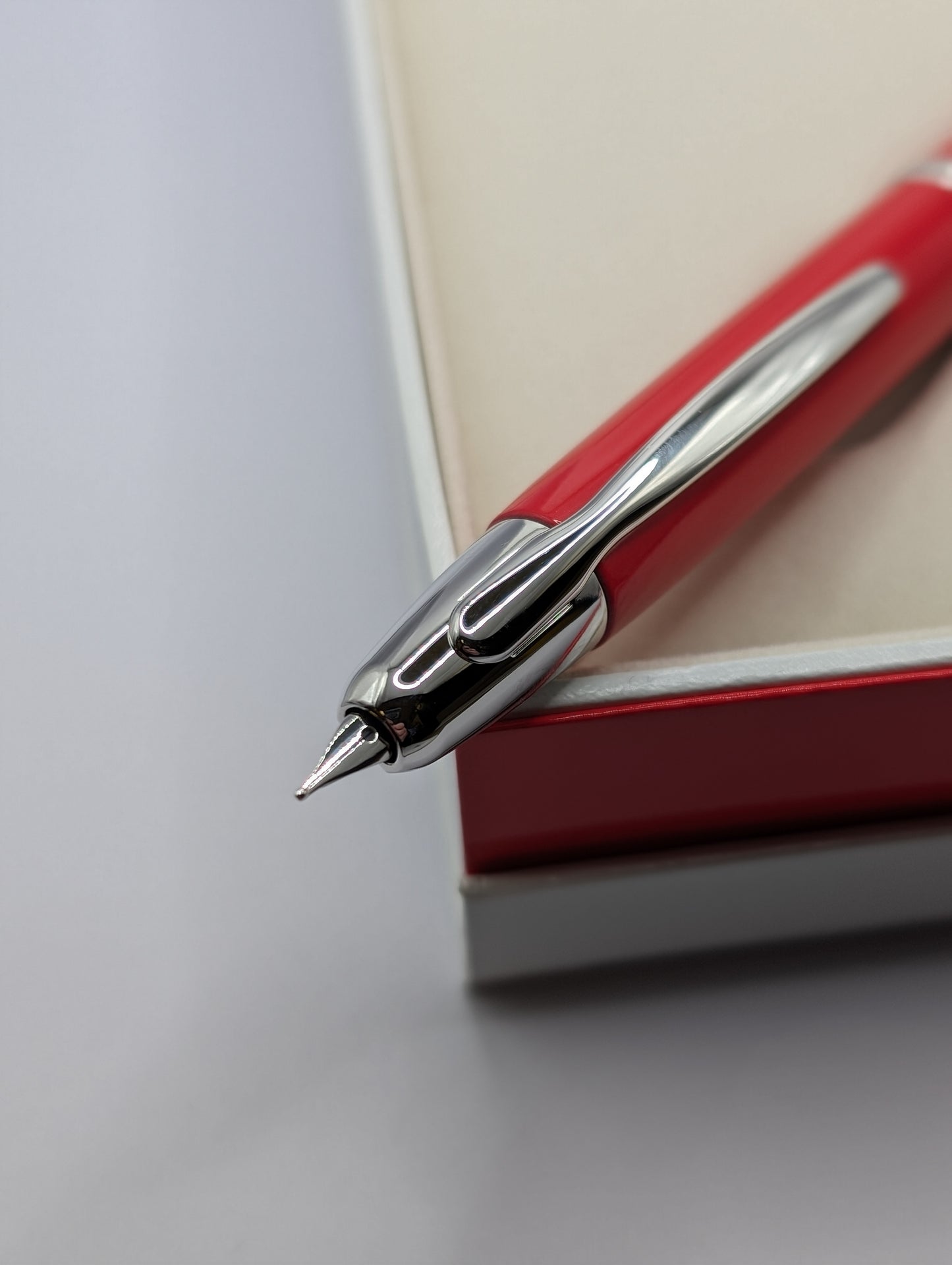 Pilot Vanishing Point 2022 Limited Edition Red Coral Medium