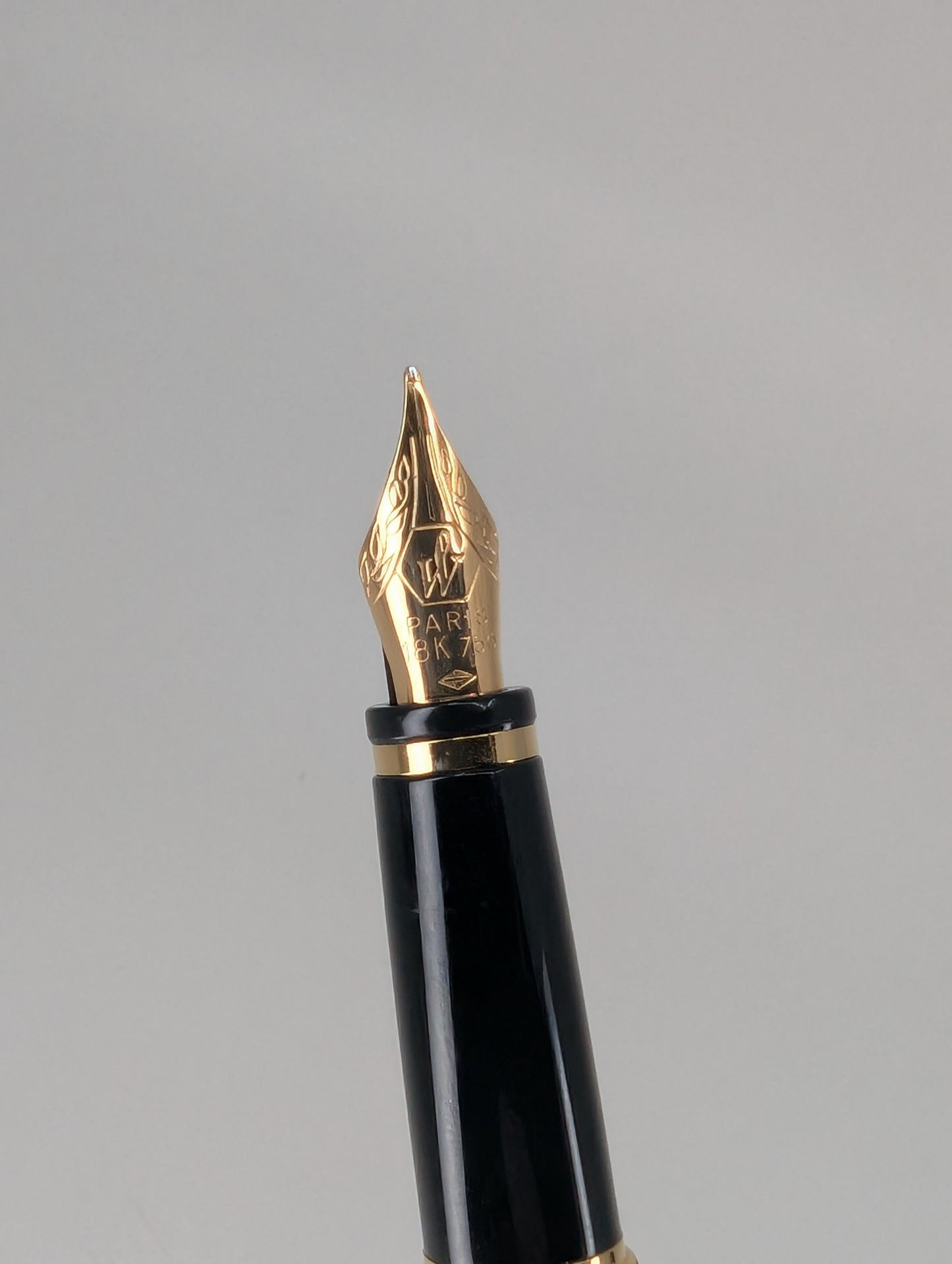 *Consignment* Waterman Preface Black Lacquer 18k Medium Nib w/ 50mL Bottle of Black Waterman Ink