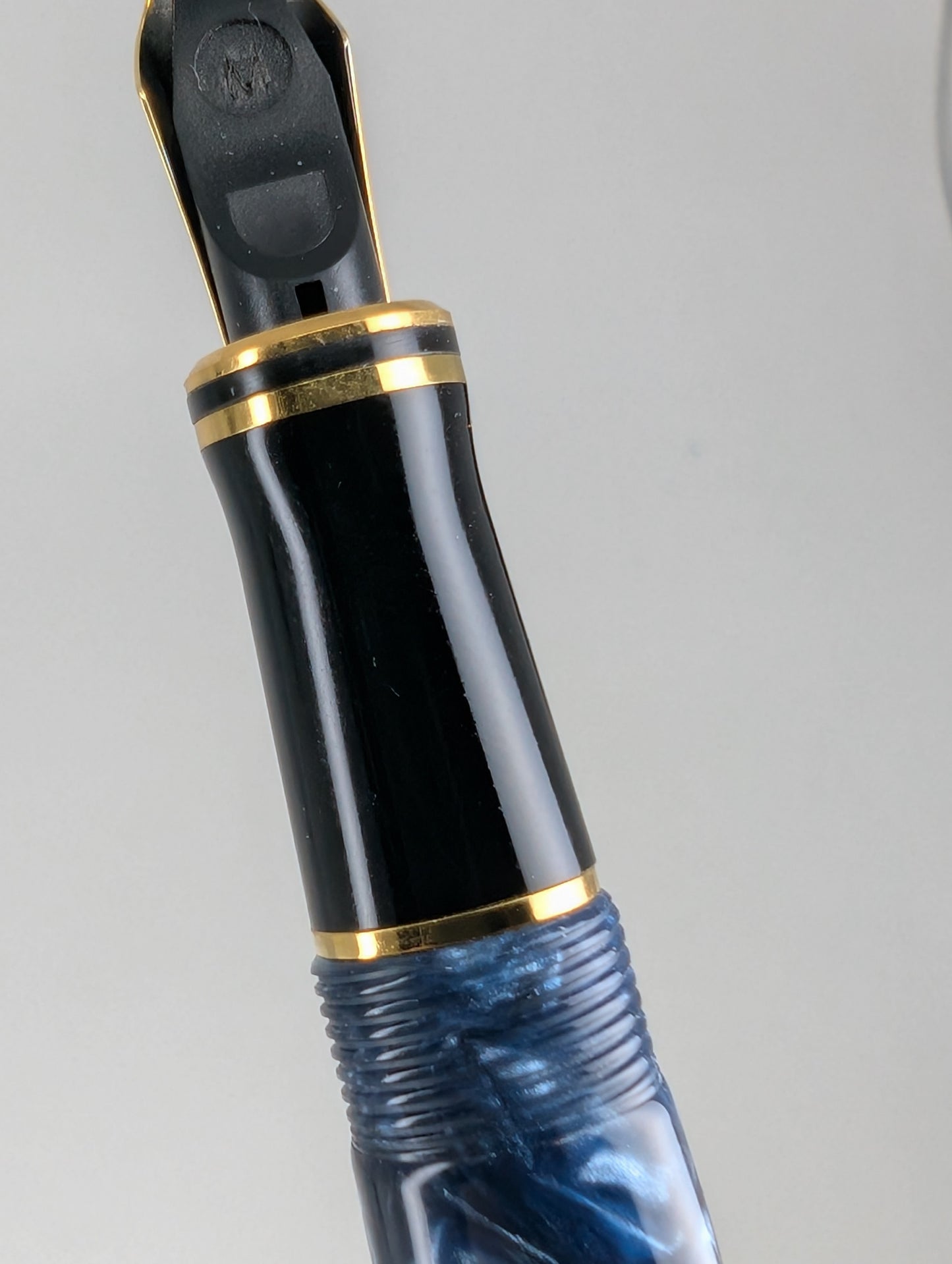 *Consignment* Parker Duofold International Blue Marble Fountain Pen 18c Gold Medium Nib
