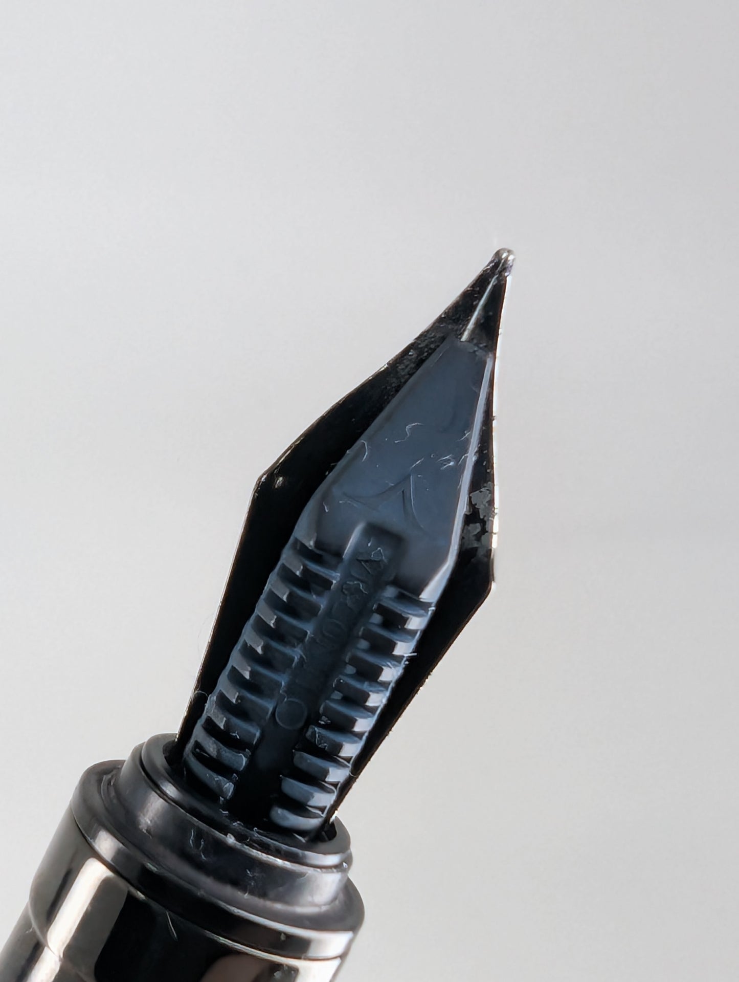 *Consignment* Visconti Rembrandt Special Ops Green Fountain Pen Black PVD Fine Nib