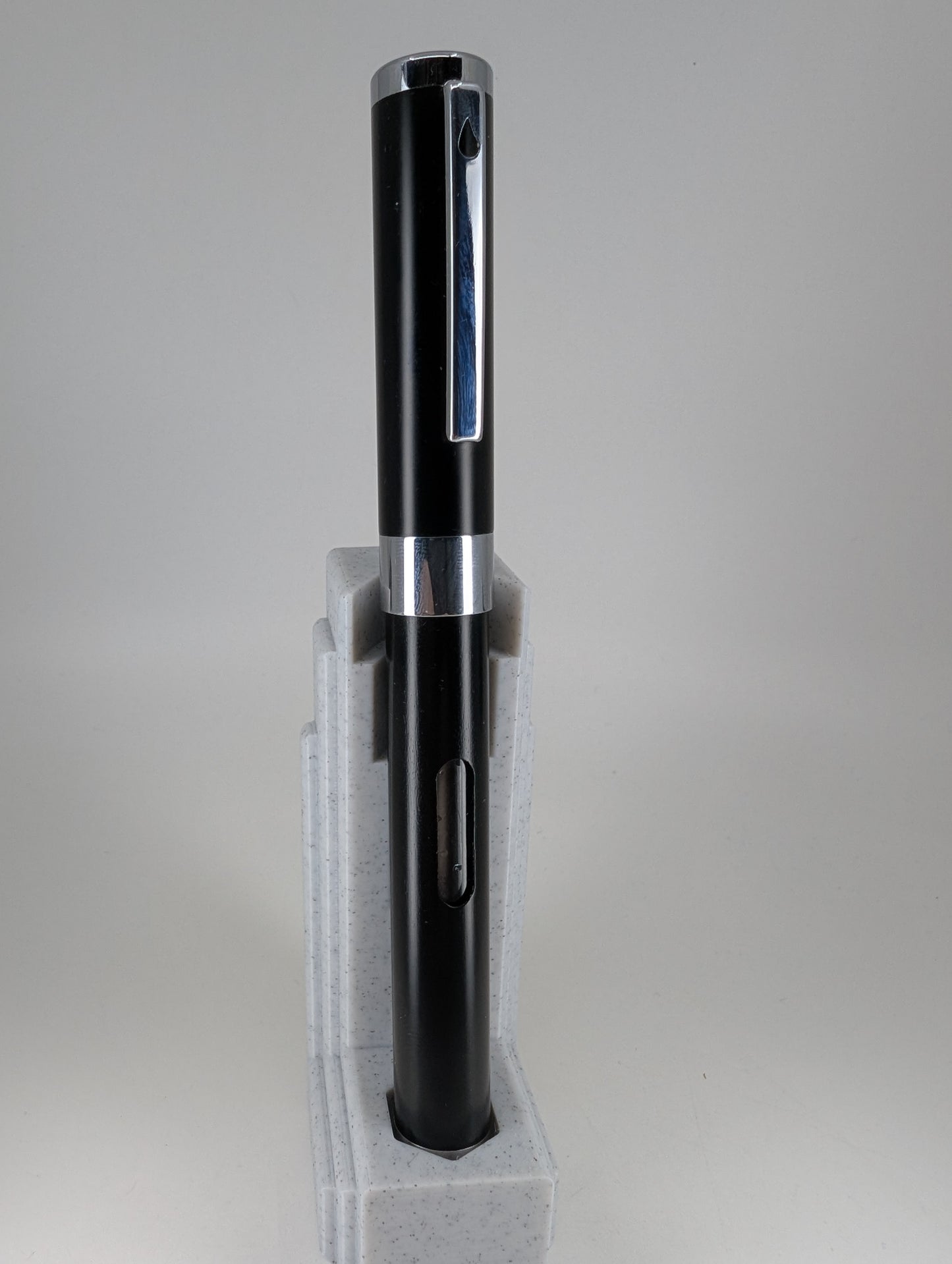 *Consignment* Diplomat Nexus Black / Chrome Fountain Pen Steel Fine Nib w/ Black Ink Bottle