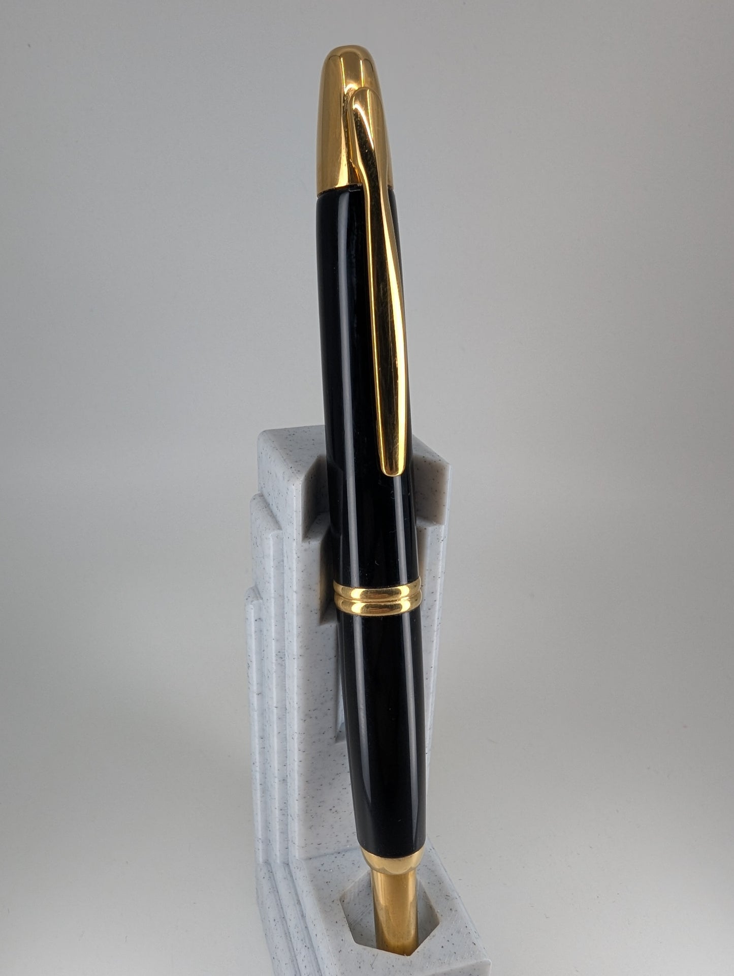 *Consignment* Pilot Vanishing Point Black / Gold Fountain Pen 18k Gold Medium Nib