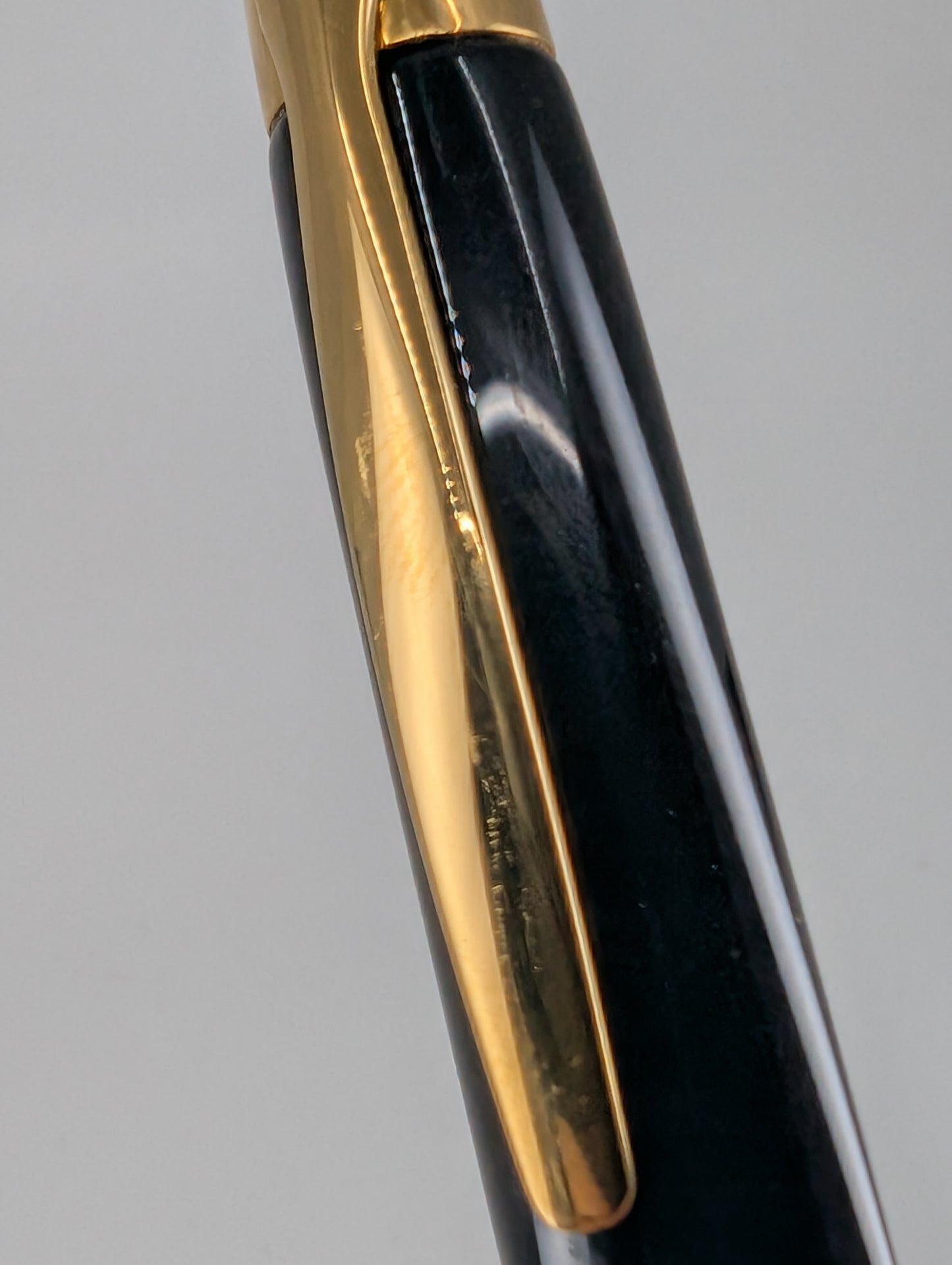 *Consignment* Pilot Vanishing Point Black / Gold Fountain Pen 18k Gold Medium Nib