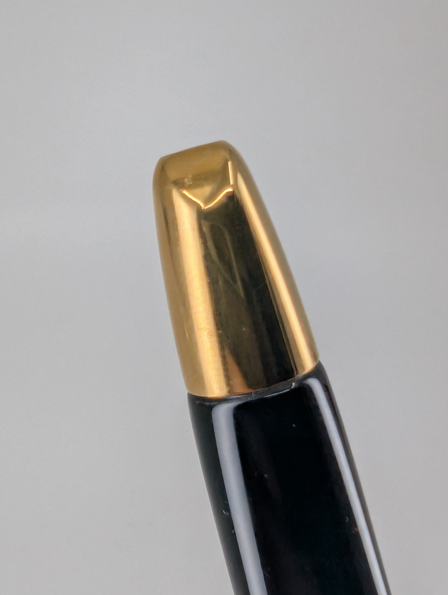 *Consignment* Pilot Vanishing Point Black / Gold Fountain Pen 18k Gold Medium Nib