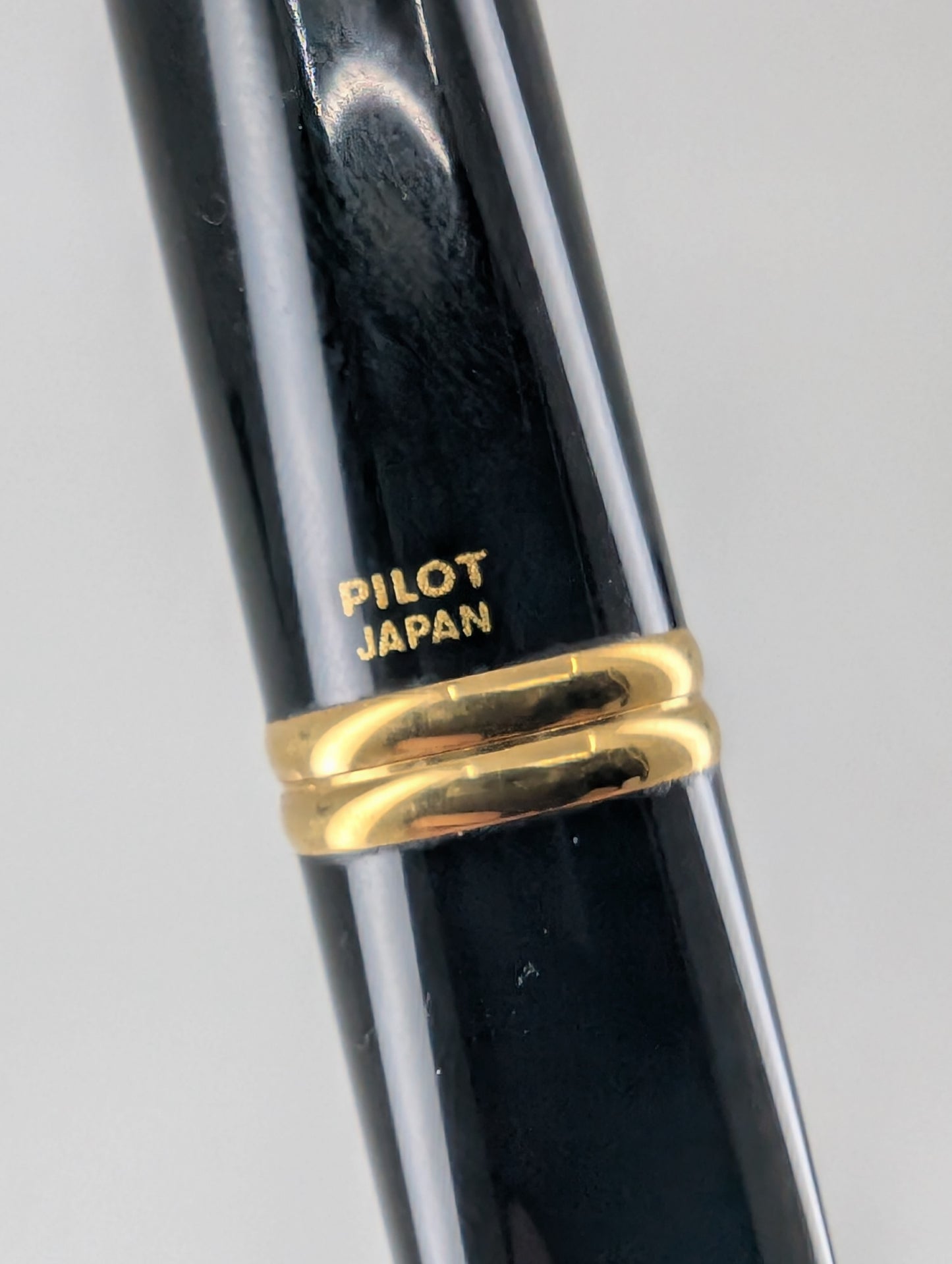 *Consignment* Pilot Vanishing Point Black / Gold Fountain Pen 18k Gold Medium Nib