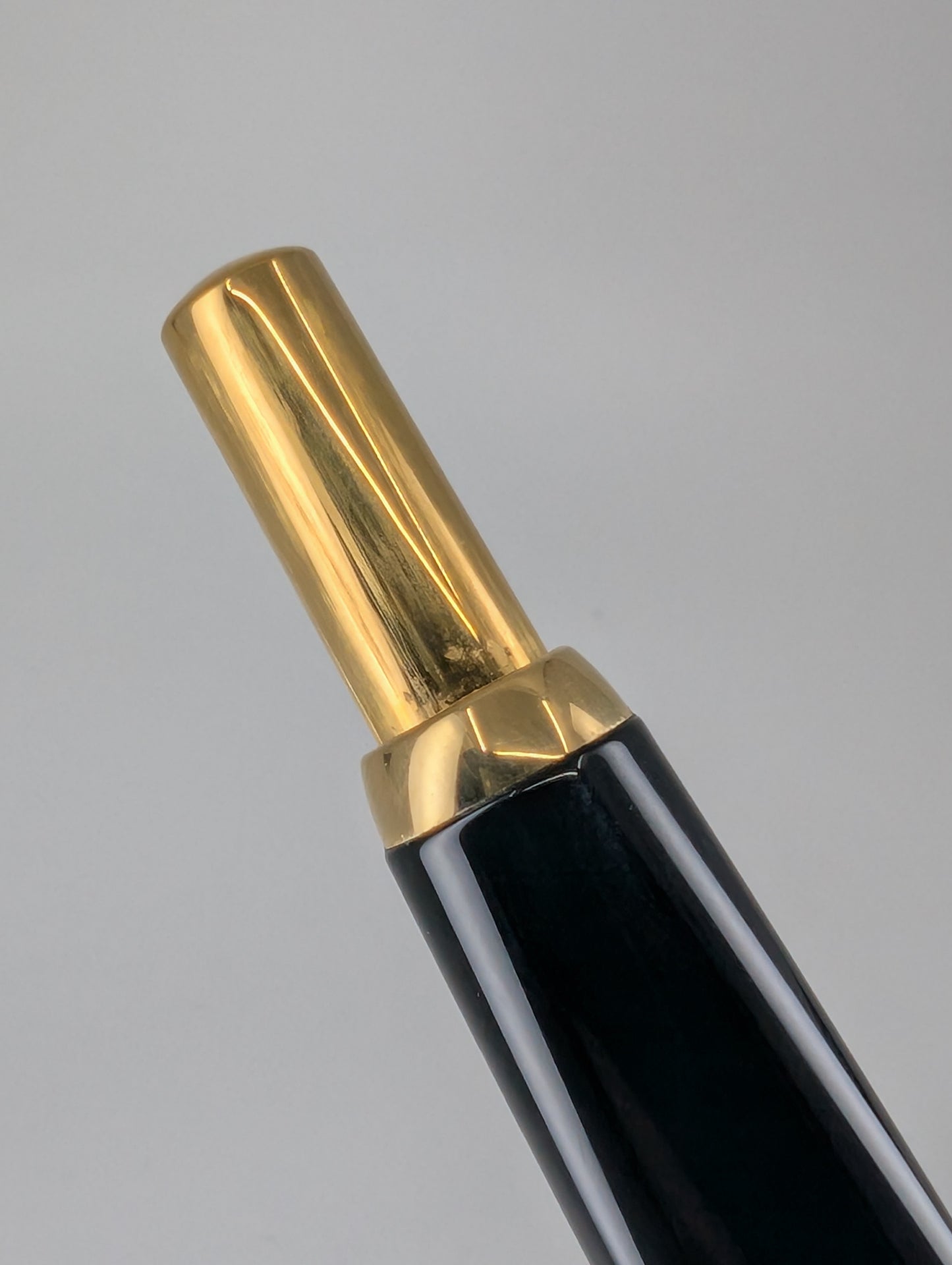 *Consignment* Pilot Vanishing Point Black / Gold Fountain Pen 18k Gold Medium Nib