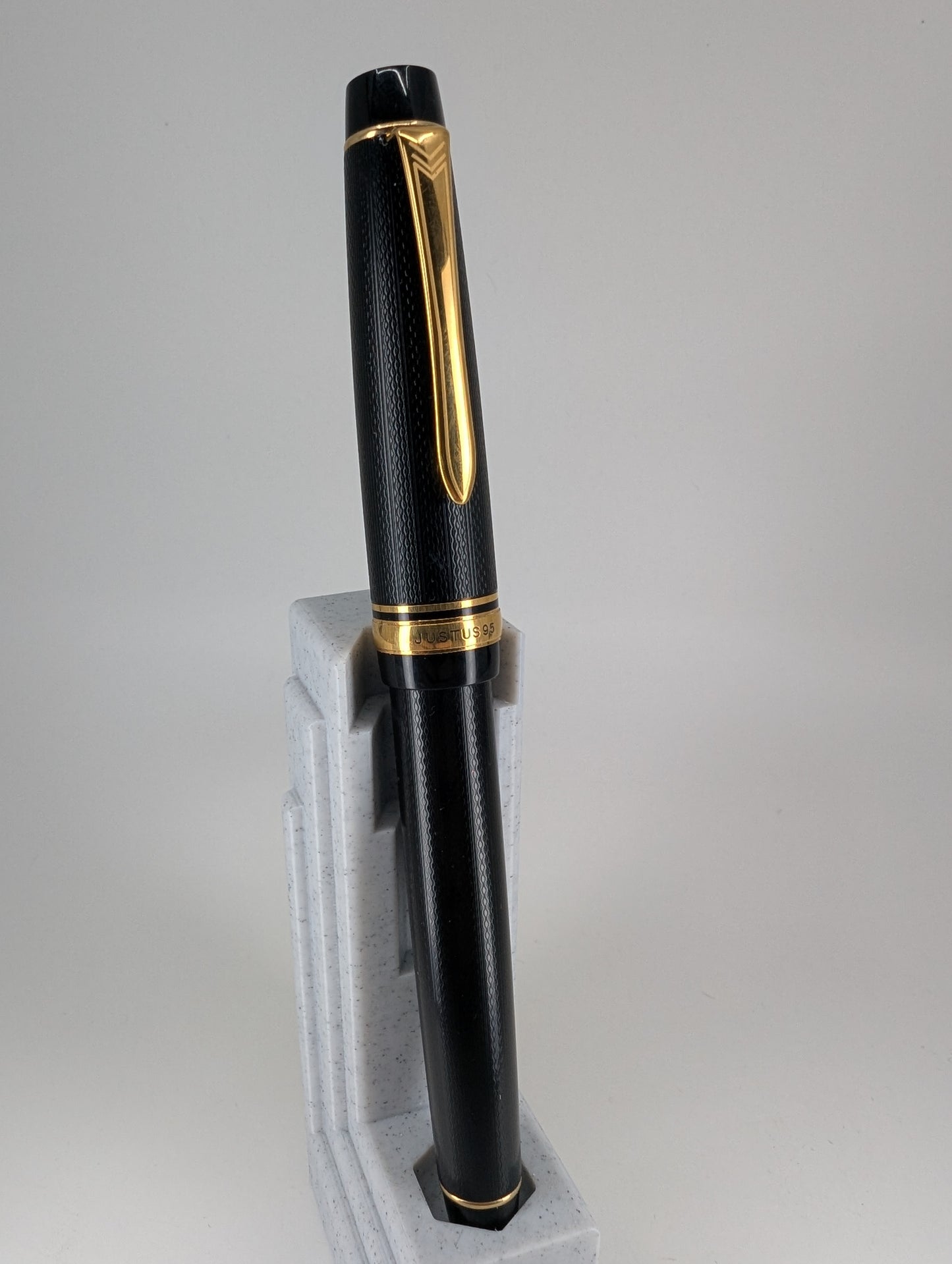 *Consignment* Pilot Justus Black / Gold Fountain Pen 14k Gold Nib