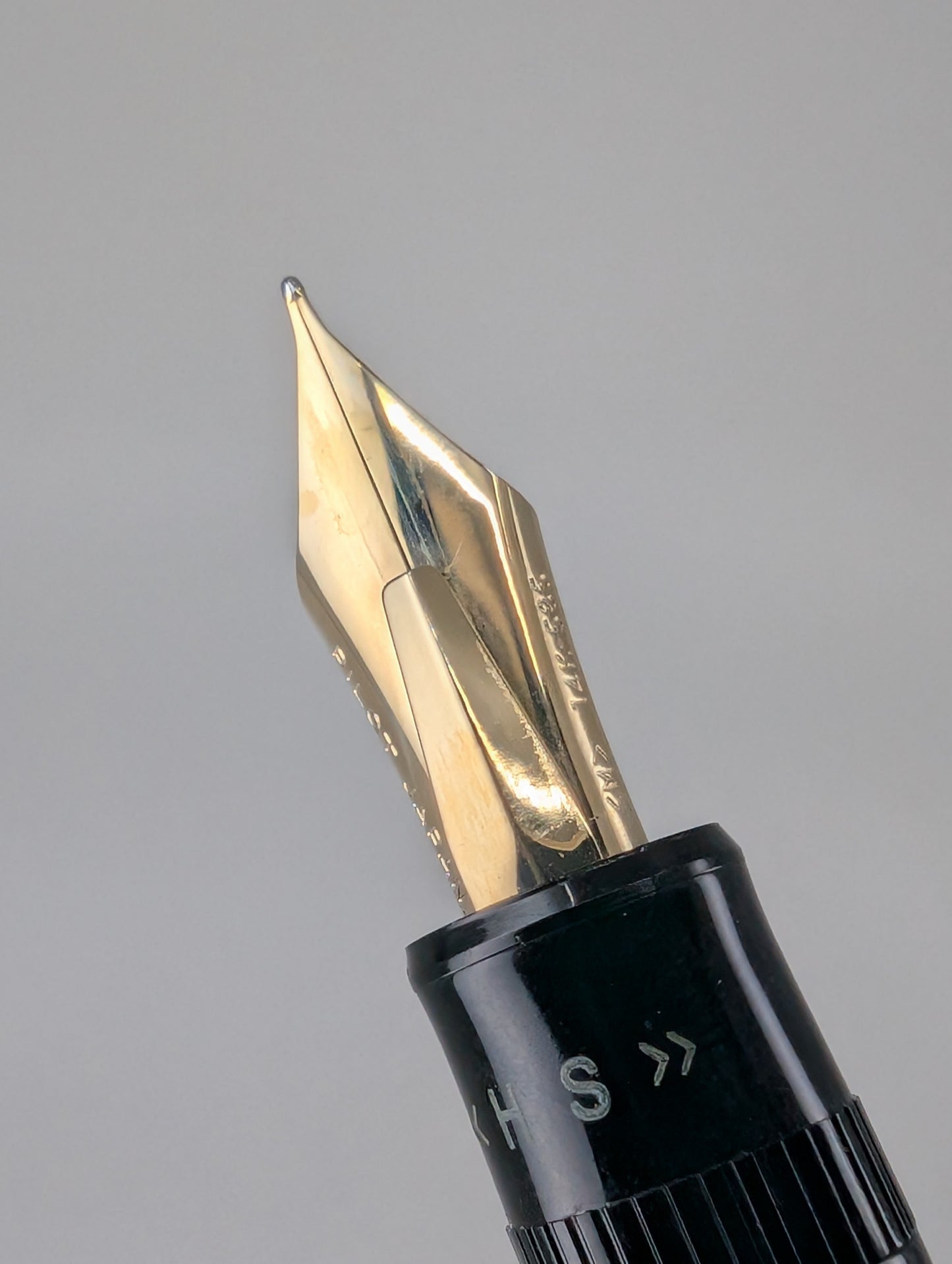 *Consignment* Pilot Justus Black / Gold Fountain Pen 14k Gold Nib