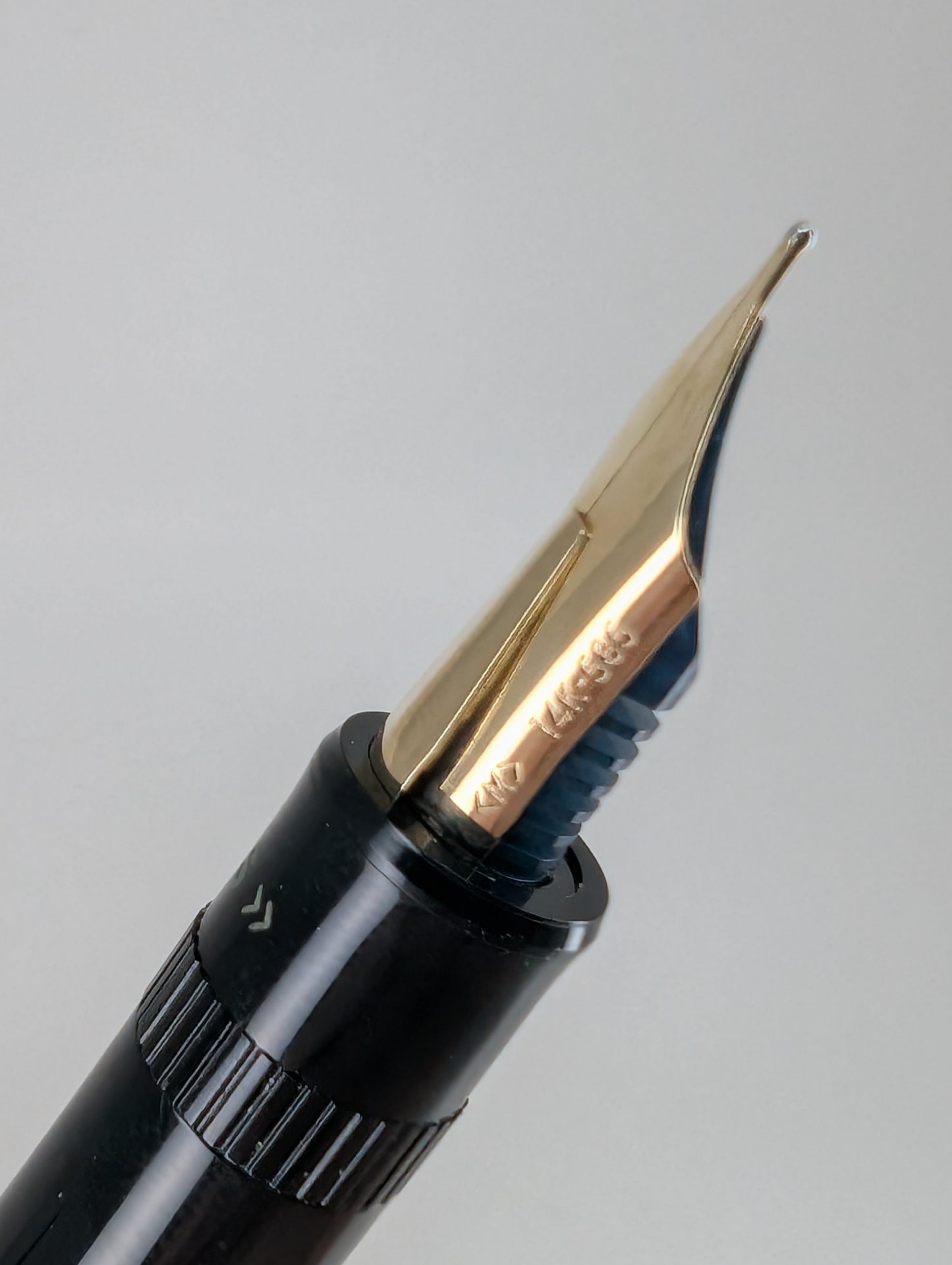 *Consignment* Pilot Justus Black / Gold Fountain Pen 14k Gold Nib