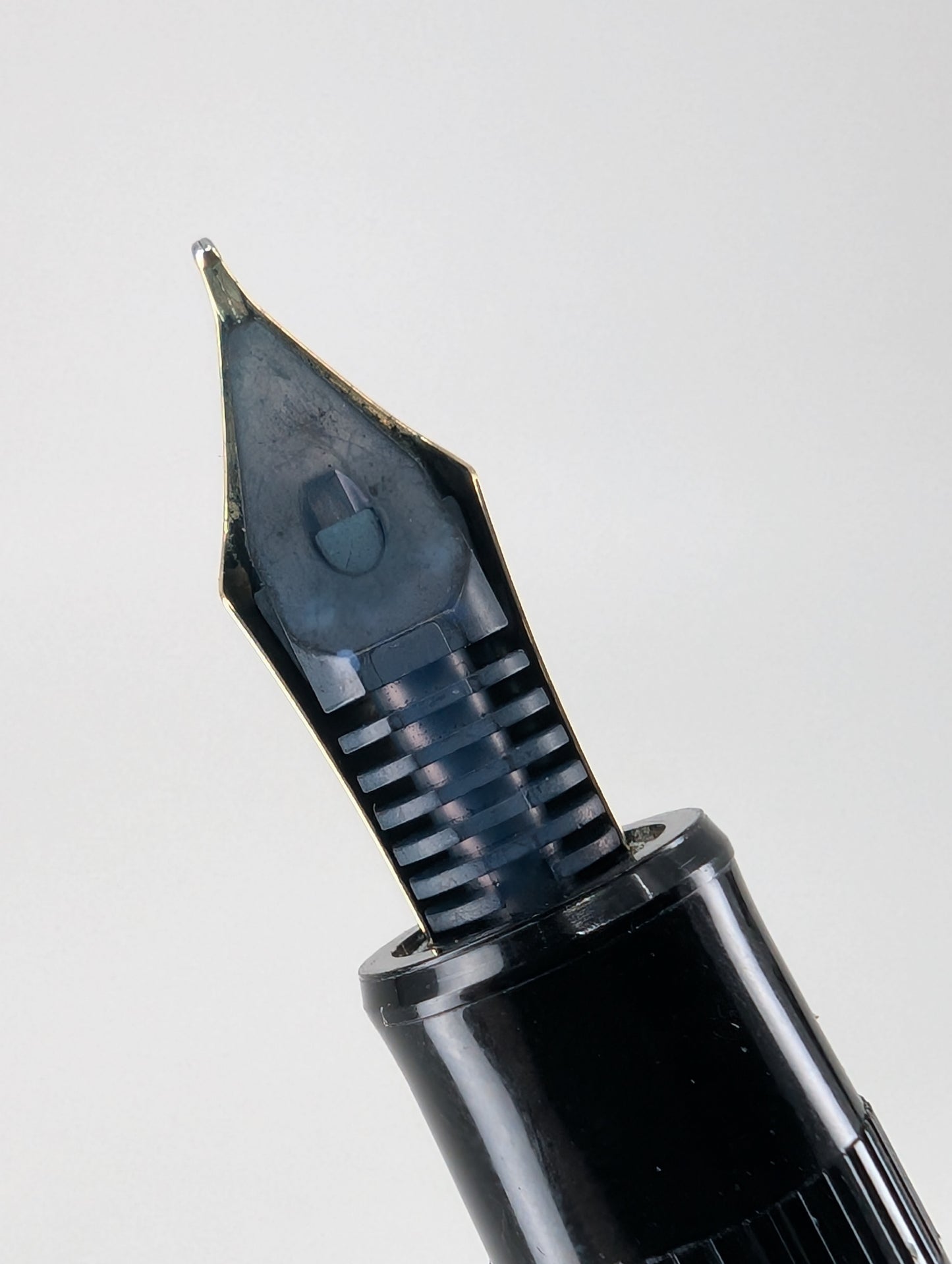 *Consignment* Pilot Justus Black / Gold Fountain Pen 14k Gold Nib