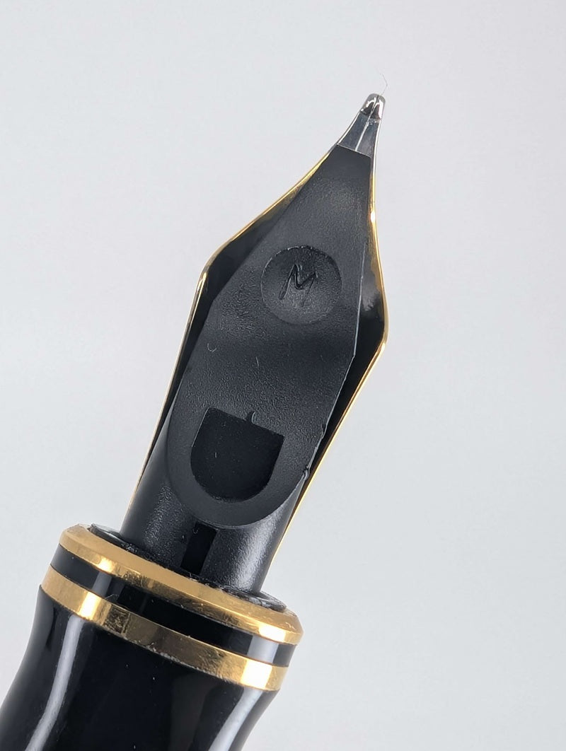 *Consignment* Parker Duofold "The WWII Commemorative Pen" Fountain Pen 18k Gold Medium Nib