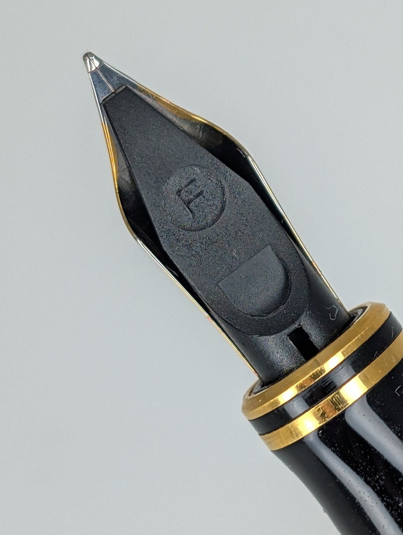 *Consignment* Parker International Duofold Burgundy Marble Fountain Pen 18k Gold Fine Nib