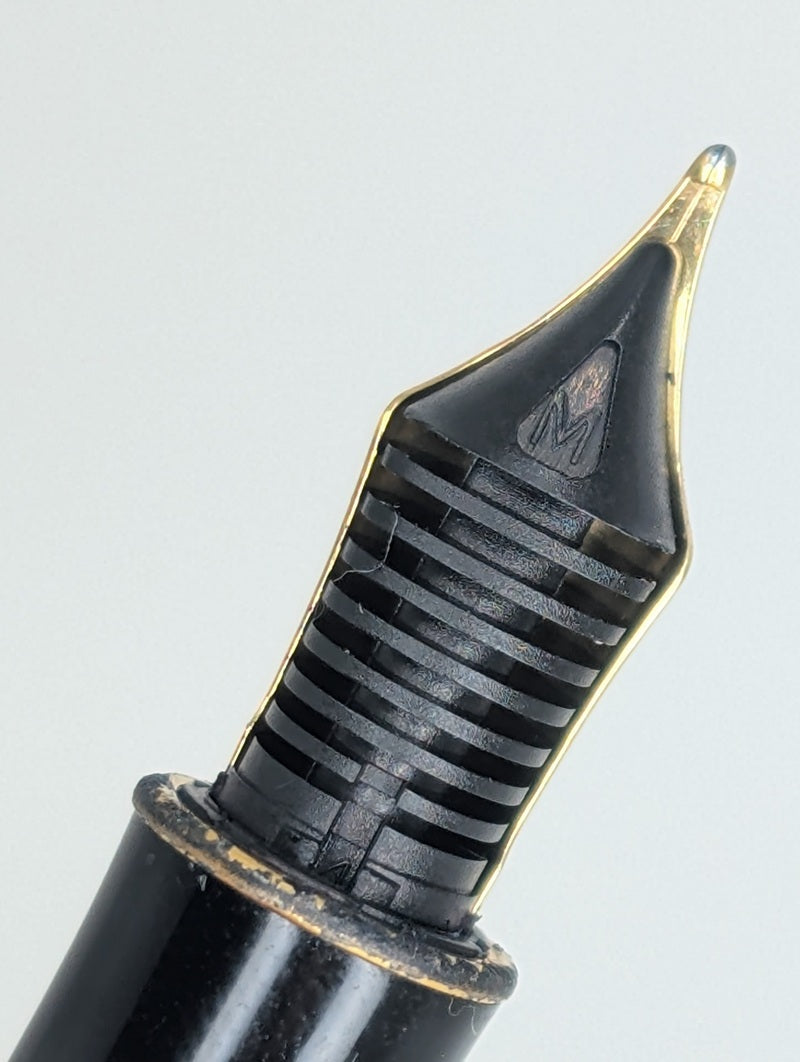 *Consignment* Parker Sonnet Black / Gold Fountain Pen 18k Gold Medium Nib
