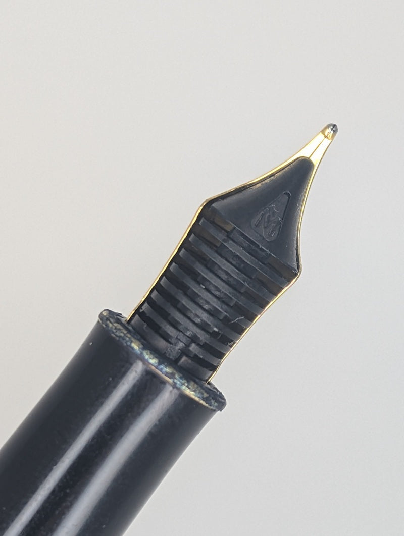 *Consignment* Parker Sonnet Cisele Silver Fountain Pen 18k Gold Medium Nib