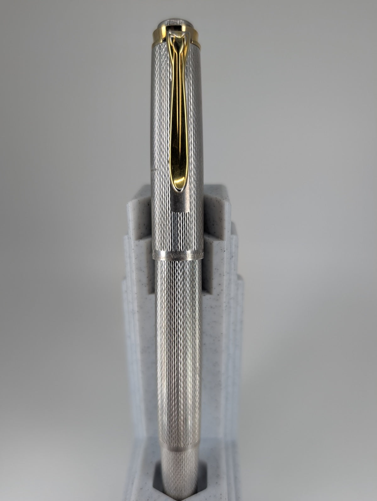 Pelikan-M750-Jubilee-Silver-Fountain-Pen-Standing