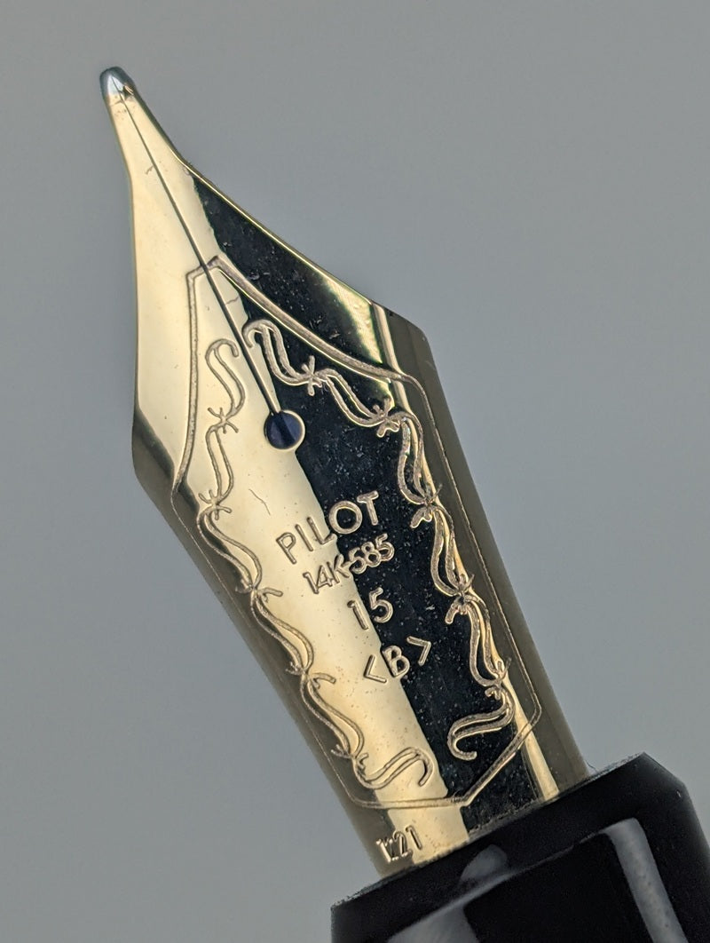 *Consignment* Pilot Custom 823 Amber Fountain Pen 14k Gold Broad Nib