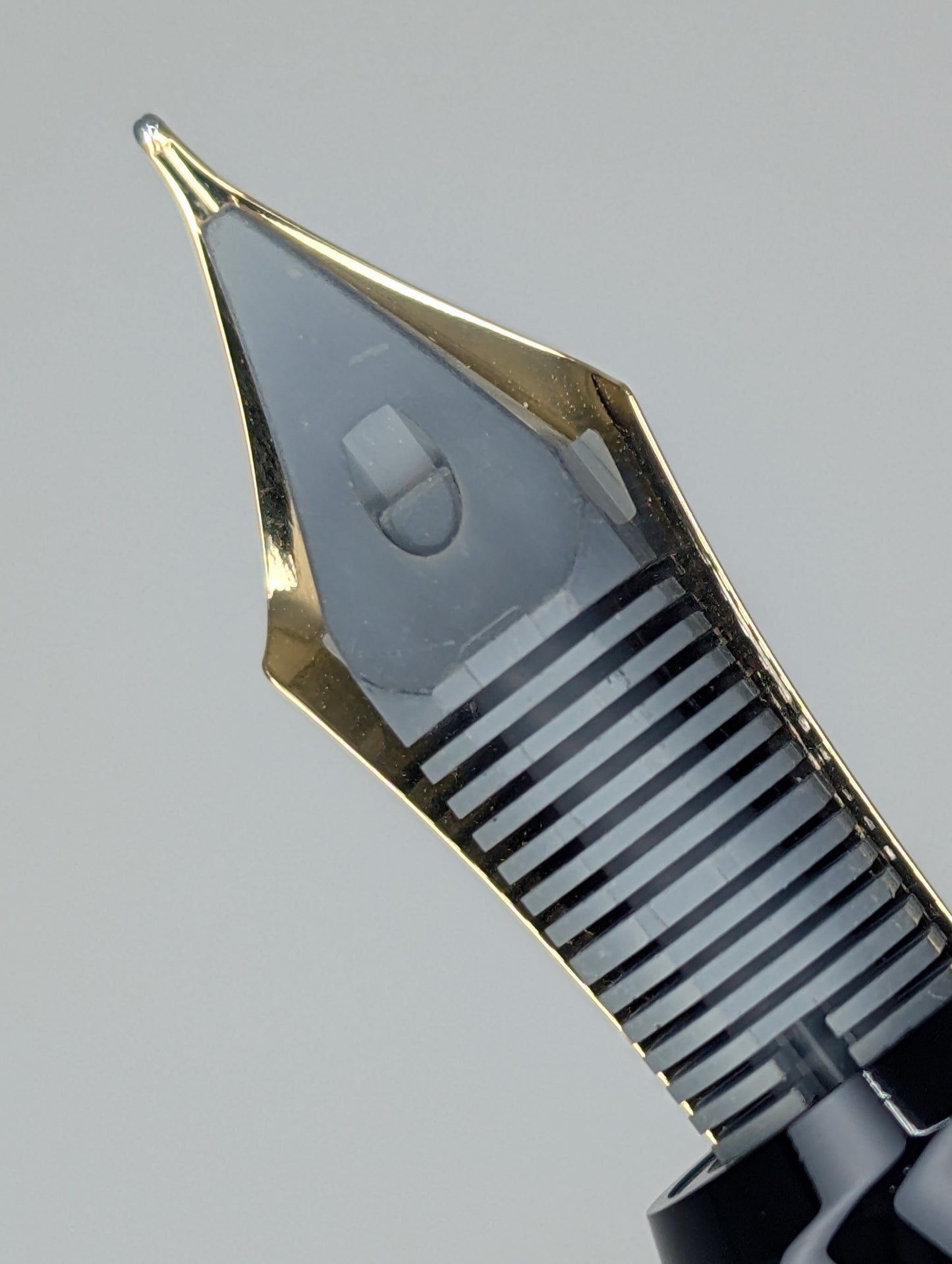 Pilot Custom Urushi Vermilion Fountain Pen 18k Gold Medium Nib