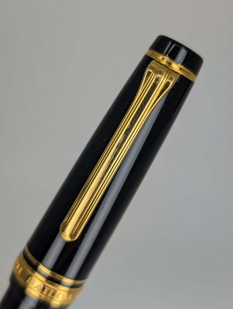 *Consignment* Sailor ProGear Black / Gold Fountain Pen 21k Gold Fine Nib