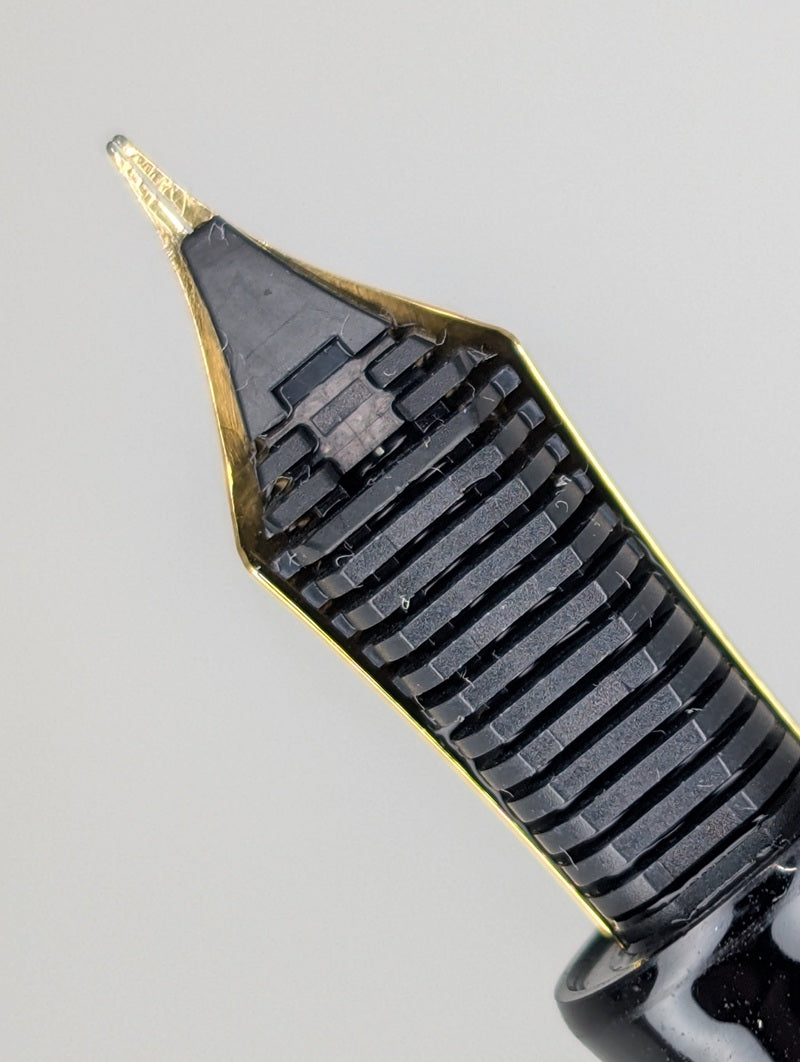 *Consignment* Sailor ProGear Black / Gold Fountain Pen 21k Gold Fine Nib