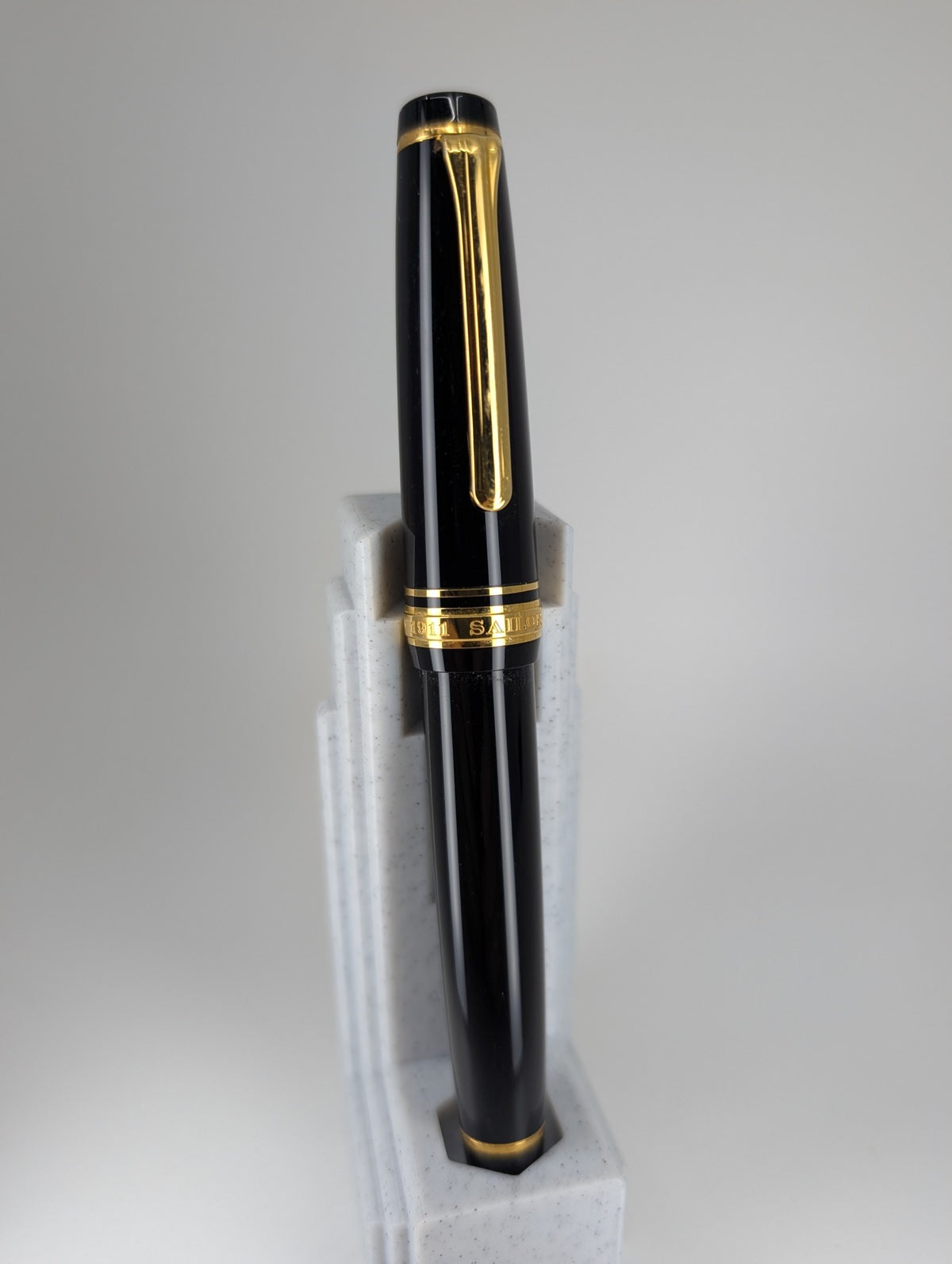 *Consignment* Sailor ProGear Black / Gold Fountain Pen 21k Gold Fine Nib