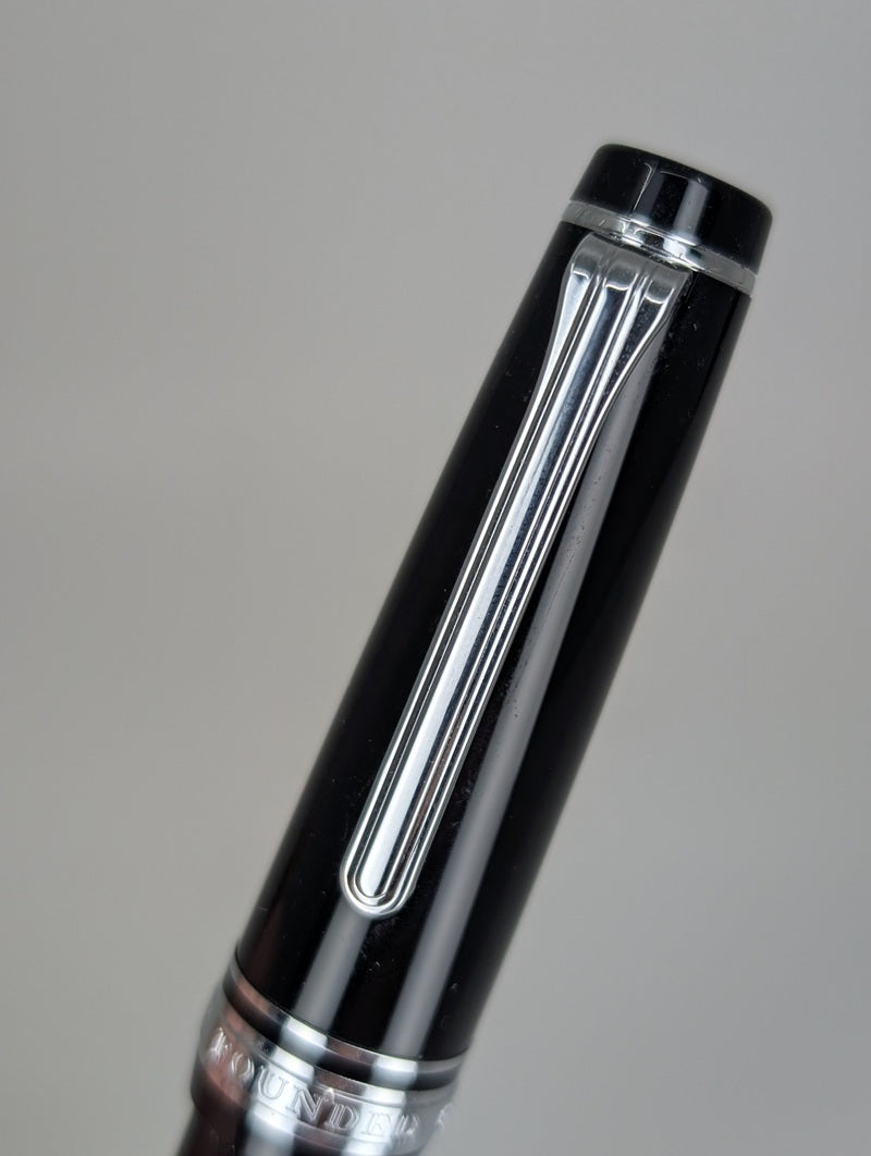 *Consignment* Sailor Pro Gear Black / Silver Fountain Pen 21k Gold Fine Nib