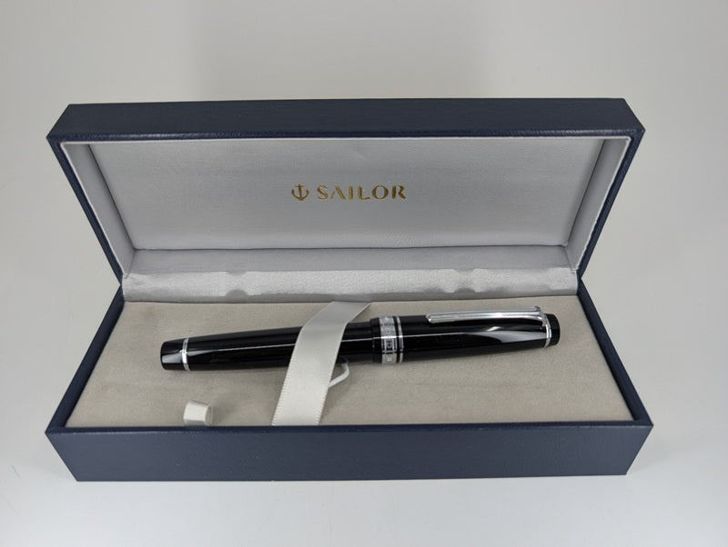 *Consignment* Sailor Pro Gear Black / Silver Fountain Pen 21k Gold Fine Nib