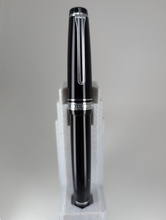 *Consignment* Sailor Pro Gear Black / Silver Fountain Pen 21k Gold Fine Nib