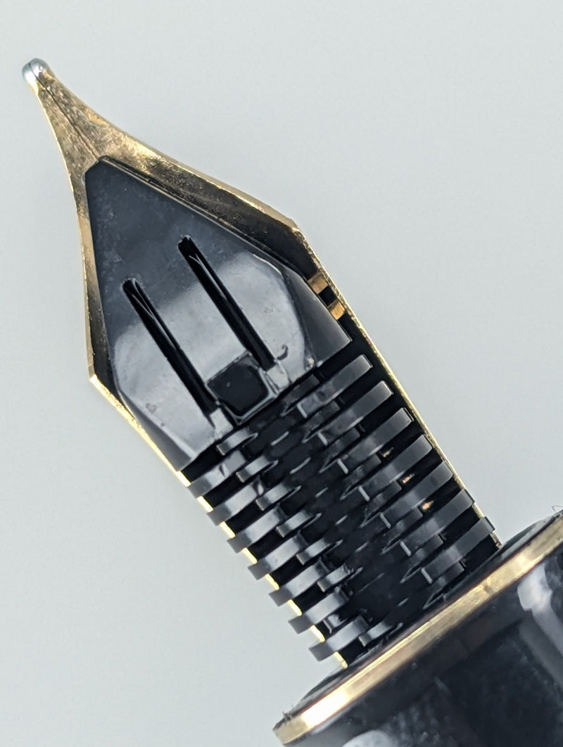 *Consignment* Sheaffer Connoisseur Black Fountain Pen 18k Gold Medium Nib