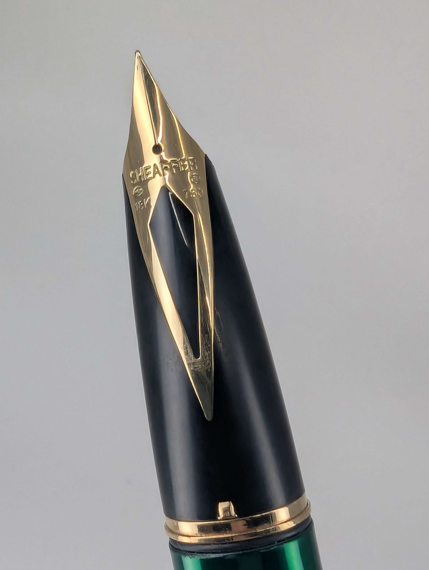 *Consignment* Sheaffer Legacy 1 Green Fountain Pen 18k Gold Medium Nib