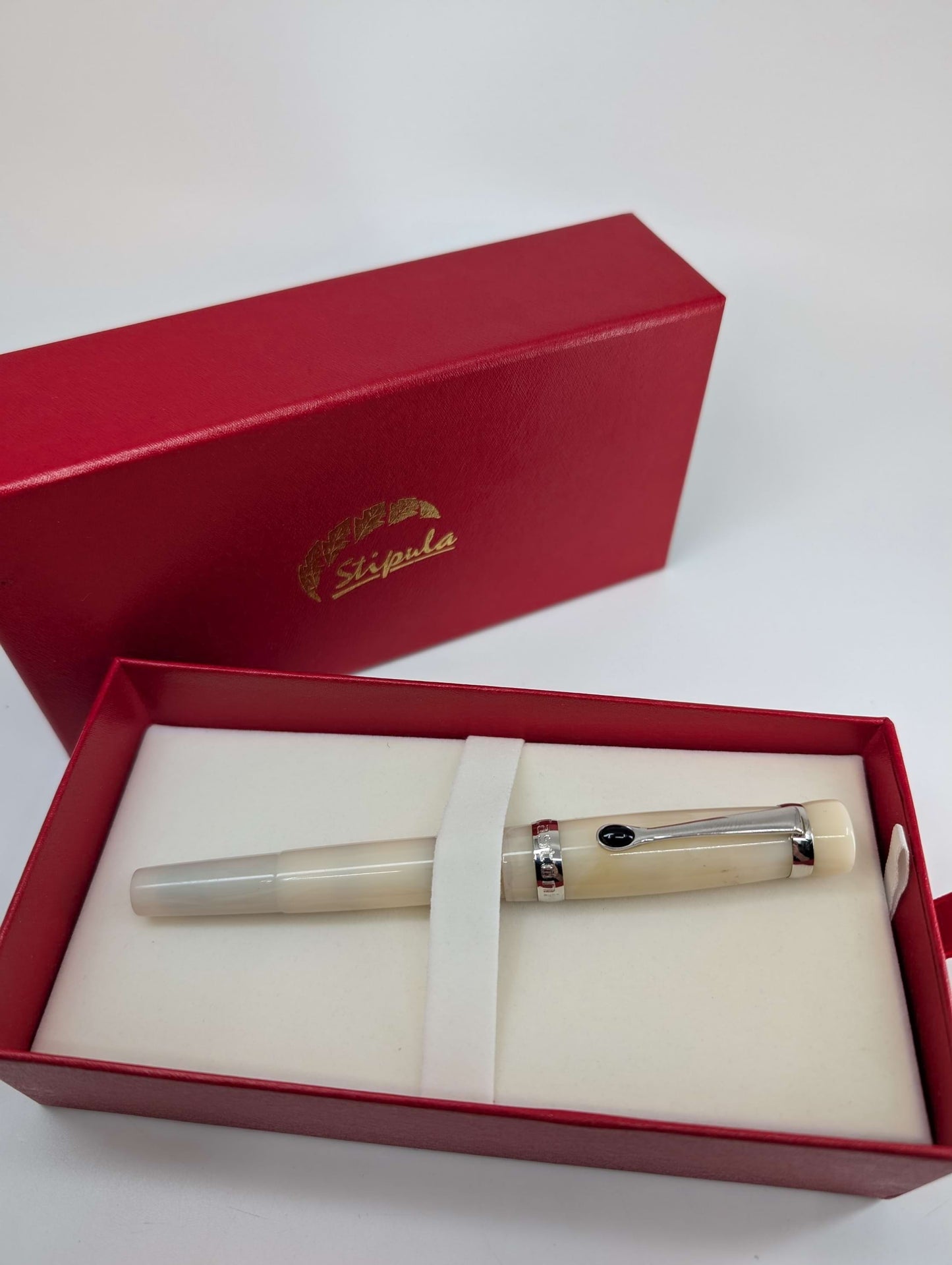 *Consignment* Stipula "I Castoni" Onice Ivory Fountain Pen 18k Gold Fine Nib
