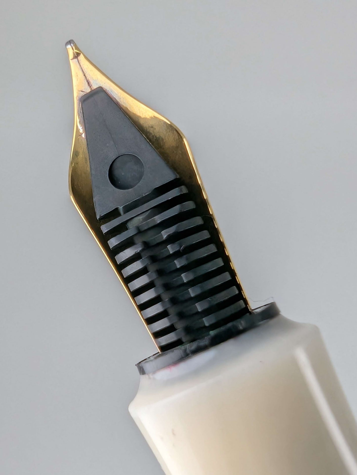 *Consignment* Stipula "I Castoni" Onice Ivory Fountain Pen 18k Gold Fine Nib