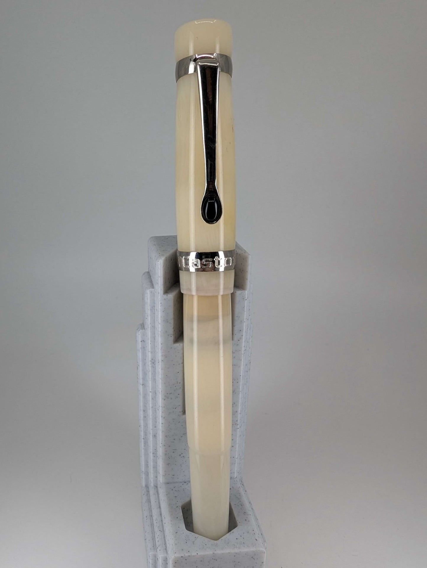 *Consignment* Stipula "I Castoni" Onice Ivory Fountain Pen 18k Gold Fine Nib
