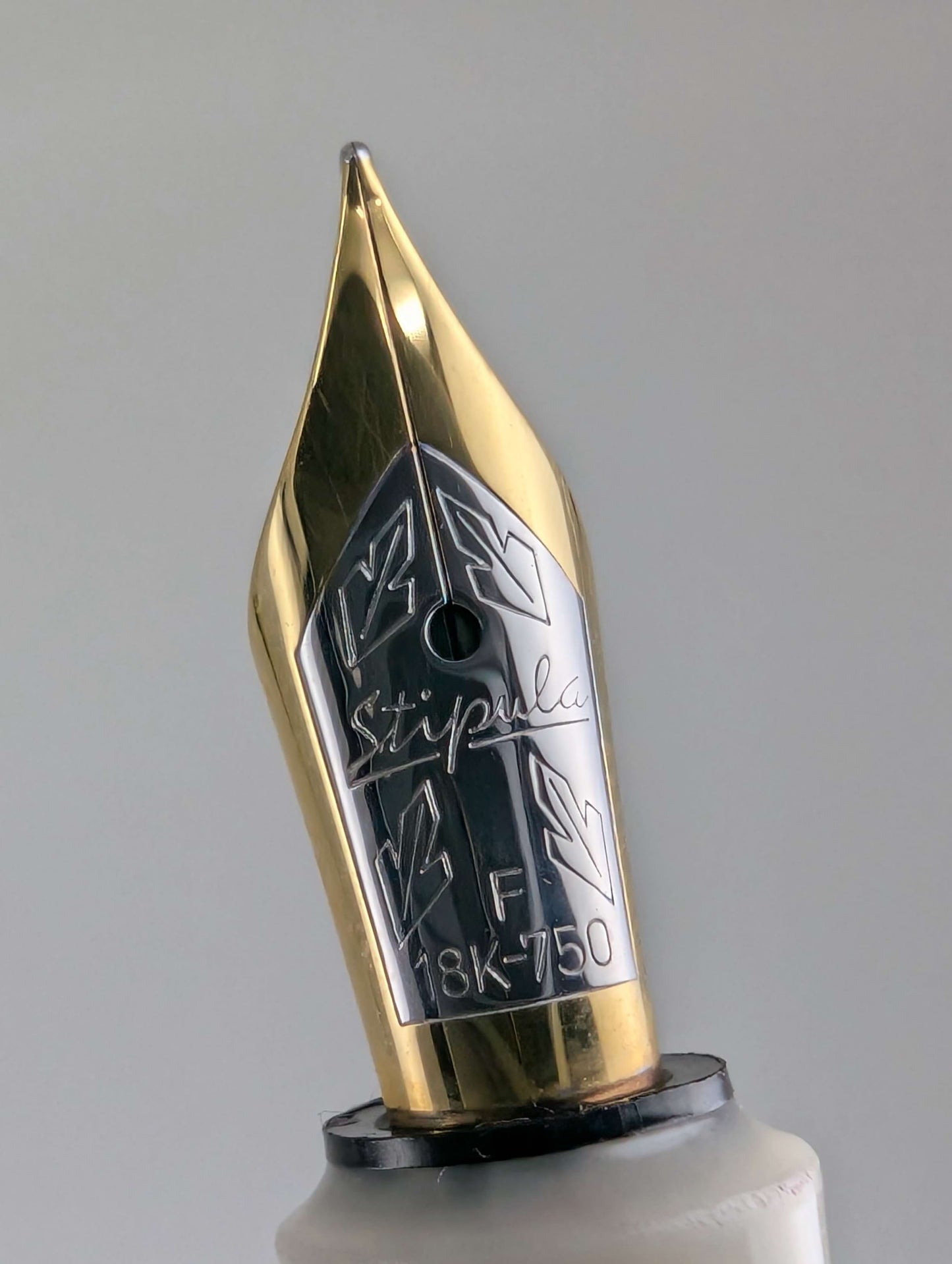 *Consignment* Stipula "I Castoni" Onice Ivory Fountain Pen 18k Gold Fine Nib