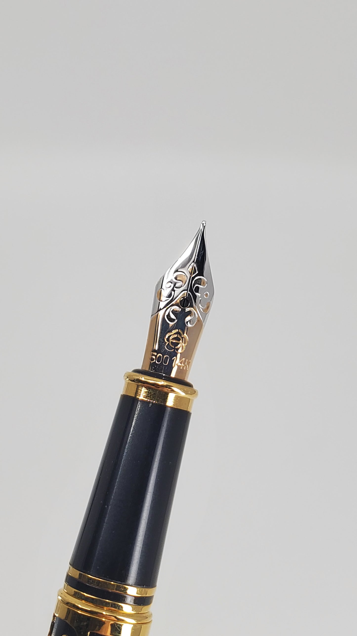 *Consignment* Hero 14k Century Dragon Fountain Pen 14k Gold Fine Nib