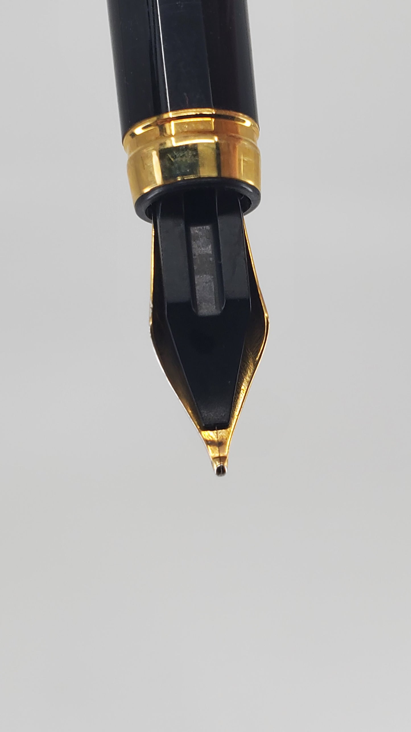 *Consignment* La Boeuf Greg Norman Limited Edition Fountain Pen 18k Medium Nib