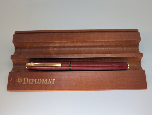 *Consignment* Diplomat Fountain Pen (M) w/ Desk Stand
