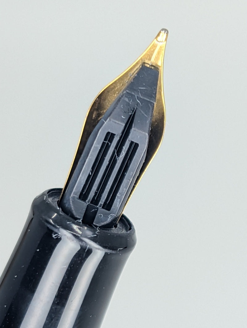 *Consignment* Diplomat Fountain Pen (M) w/ Desk Stand