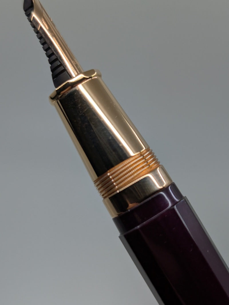 *Consignment* OMAS Arte Italiano Paragon Maroon / Gold Fountain Pen 18k Gold Broad Nib